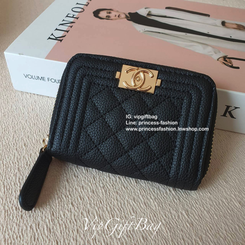 กระเป๋าสตางค์ใบสั้น แนะนำรุ่นนี้คะ งานพรีเมี่ยมกิ้ฟท์จากเค้าเตอร์ต่างประเทศ **ทรงสวยหรู หนังสัมผัสลายด้าน จากแบรนด์ CHANEL (GWP) ด้านหน้ามีโลโก้แบรนด์ CC สีทองหรู **อะไหล่สีทองทั้งใบ เปิดปิดด้วยซิปมีที่จับหนัง ปั้มป้าย MADE IN ITALY 🇮🇹 ด้า