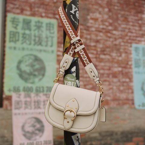 COACH C0749 BEAT SADDLE BAG The best item! ที่สาวๆรอคอย! ฮอตไฟลุก! สีหายาก ละมุนคุณหนู คอลเลคชั่นใหม่ ดีไซน์หรูหรา พิเศษมากๆมาพร้อมสายสะพาย 2 เส้น ใช้คู่กันหรือแยกสะพายก็สวยครบสูตร กระเป๋าสะพายทรง saddle คลาสสิค วัสดุหนัง glove-tanned ทนทาน เปิด-ปิดด้วยกร