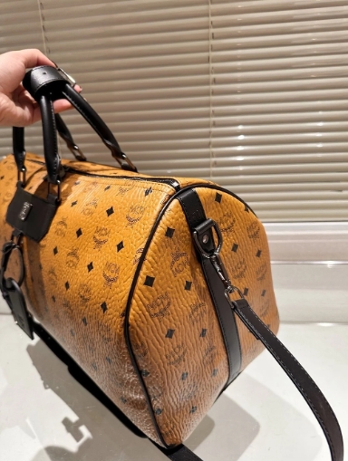 ORI | M.C.M NOMAD WEEKENDER / M.C.M Travel Bag กระเป๋าเดินทางใบใหญ่ ดีไซน์คลาสสิคสายสปอร์ต สายลุย ต้องมารวมกันตรงนี้เลยจ้า ดีไซน์โฉบเฉี่ยว ดูเท่