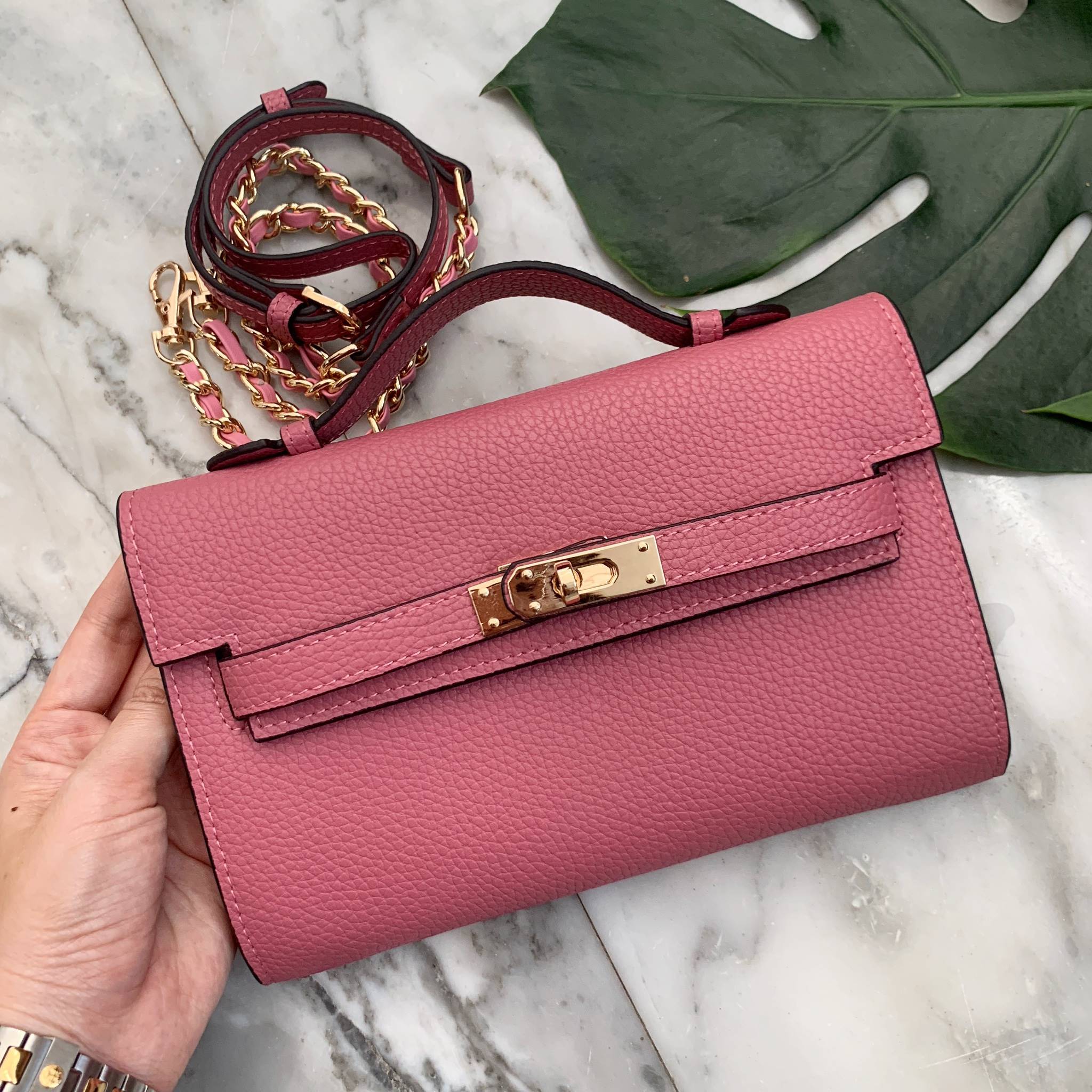 KEEP • Ellis • กระเป๋า คลัช ถือ //สะพาย ขนาด กะลังดี ทรงสวย แค่ใบเดียวจบ! หนังคุณภาพเยี่ยม ภายใน จุของคุ้ม ใส่บัตร ใส่มือถือได้ทุกรุ่น ใบนี้ จะแต่งกับ Look ไหนก้อเข้ากันได้ดีแน่นอนค๊า Don't miss!! หนังลายสวยมาก นิ่มมือ ภายในใส่ของจุกจิก 2 ด้านเลย สาม