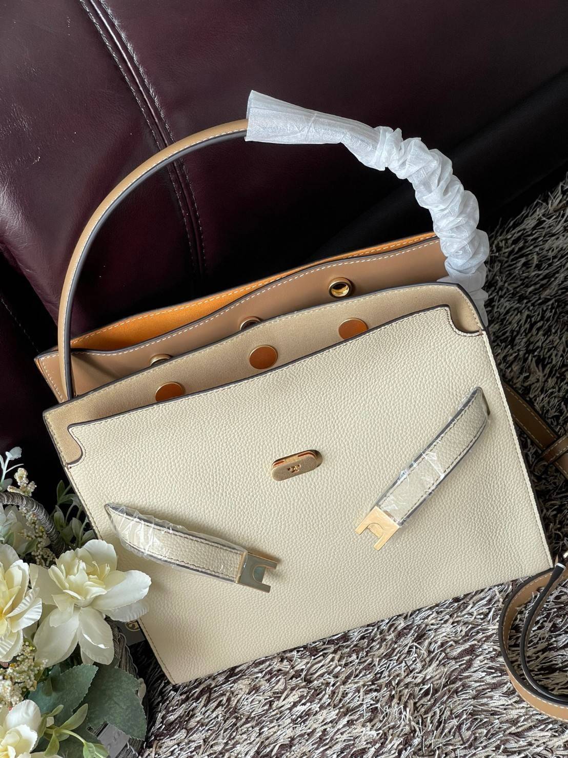 Tory burch lee radziwill pebbled small double bag กระเป๋า Lee Radziwill Double Bag สุดหรู ที่คำนึงถึงการเลเยอร์หนังและหนังกลับอย่างประณีตลงไปในงานดีไซน์ สามารถปรับปากกระเป๋าได้ 3 แบบตามต้องการ พร้อมนำเอาความเป็น American Luxury มาตีความใหม่ผ่านแง่มุมของคว