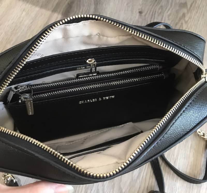 GUESS CROSSBODY/SHOULDER DEVYN BAG 2018 New arrival กระเป๋าสะพายไหล่หรือ crossbody วัสดุหนัง น้ำหนักเบา ด้านหน้างานปักหนังลายดอกไม้เพิ่มดีเทล เปิดปิด กระเป๋าด้วยซิปแบบหนัง+พร้อมลูกกุญห้อย ด้านในโล่ง และมี ช่องซิปหนึ่งช่อง พร้อมช่องใส่นามบัตร 2 ช่องค่ะ ผ้า