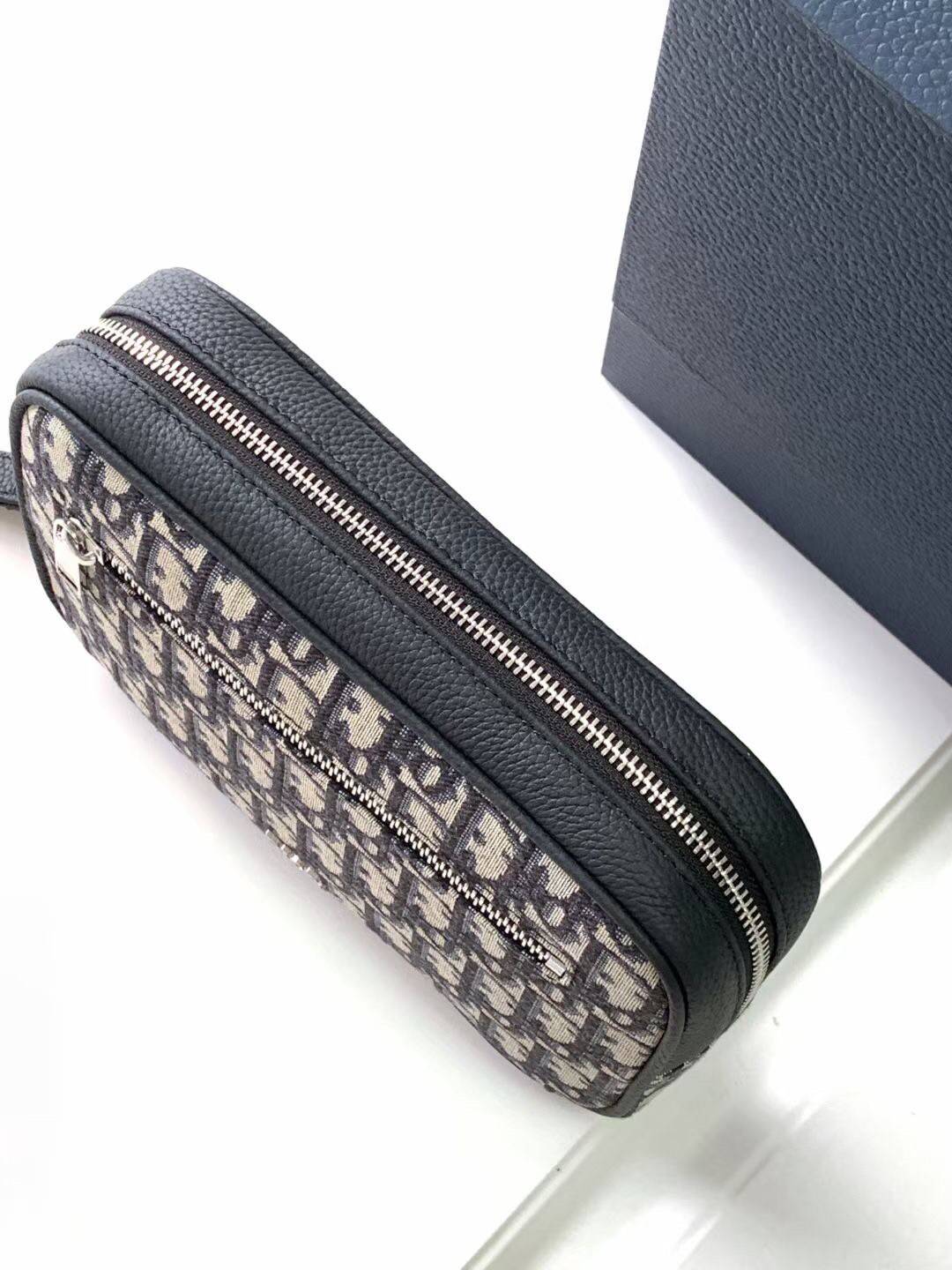 DIOR TOILETRY BAG Oblique Jacquard / Dior Toiletry Handbag พร้อมส่ง กระเป๋าถือมีสายคล้องมือ สวยหรูหราเป็นเอกลักษณ์แบรนด์ **สินค้าเกรดท็อปออริจินอล 1:1 สลับแท้ เกรดดีสุด ใช้งานต่างประเทศได้