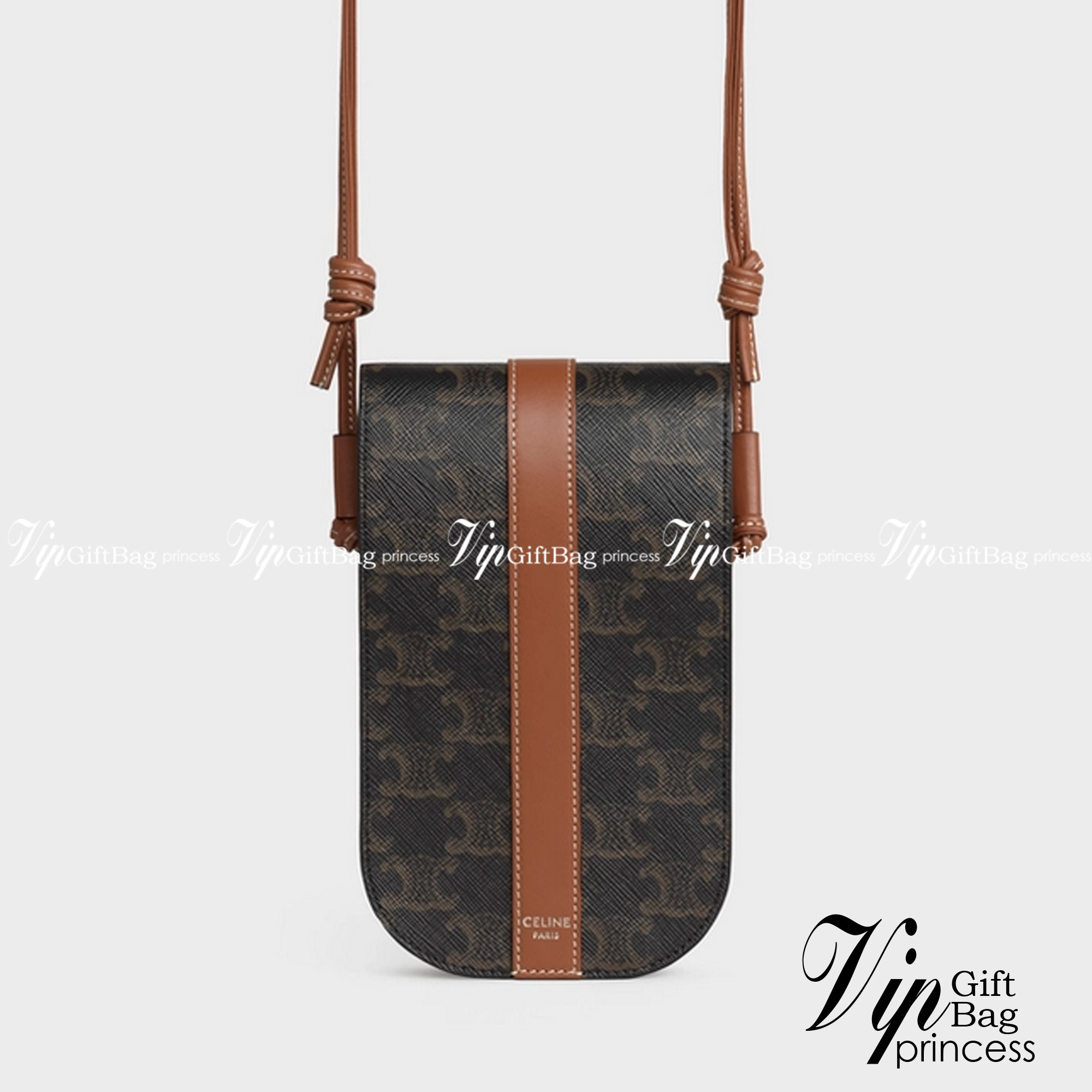 Celine Phone Pouch in Triomphe Canvas and Calfskin Tan / Celine phone bag กระเป๋าใส่โทรศัพท์เรียบหรู ด้วยลวดลาย Triompe ที่แสดงถึงความเป็นเอกลักษณ์ของแบรนด์ ช่องหลักที่มีความกว้าง สามารถใส่โทรศัพท์มือถือ ธนบัตร บัตรต่าง ๆ และของจุกจิกชิ้นเล็ก ๆ ได้แบบจุใจ