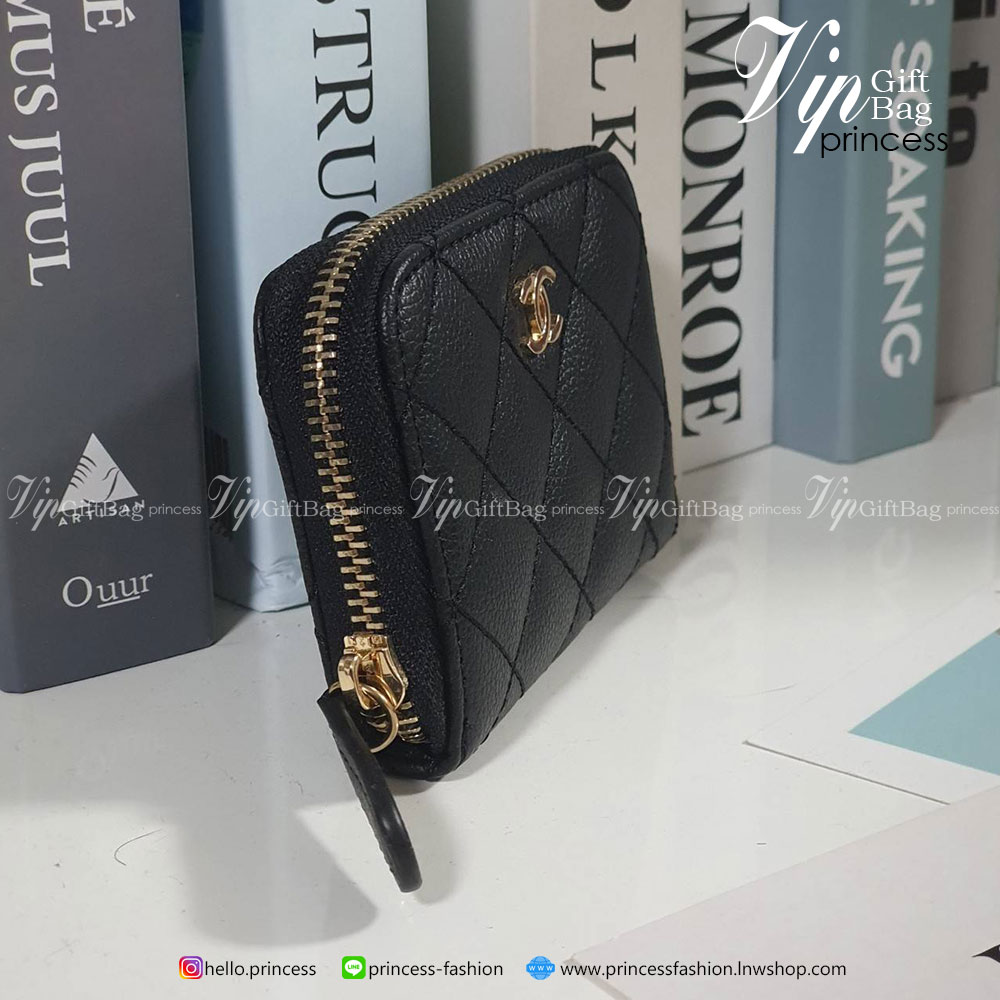 พร้อมส่งที่ไทยแล้วค่ะ♡♡ กับ กระเป๋าสตางค์ใบสั้น แนะนำรุ่นนี้คะ งานพรีเมี่ยมกิ้ฟท์จากเค้าเตอร์ต่างประเทศ **ทรงมินิน่ารักกก หนังสัมผัสลายด้าน จากแบรนด์ CHANEL (GWP) ด้านหน้ามีโลโก้แบรนด์ CC สีทองหรู **อะไหล่สีทองทั้งใบ เปิดปิดด้วยซิปมีที่จับหน