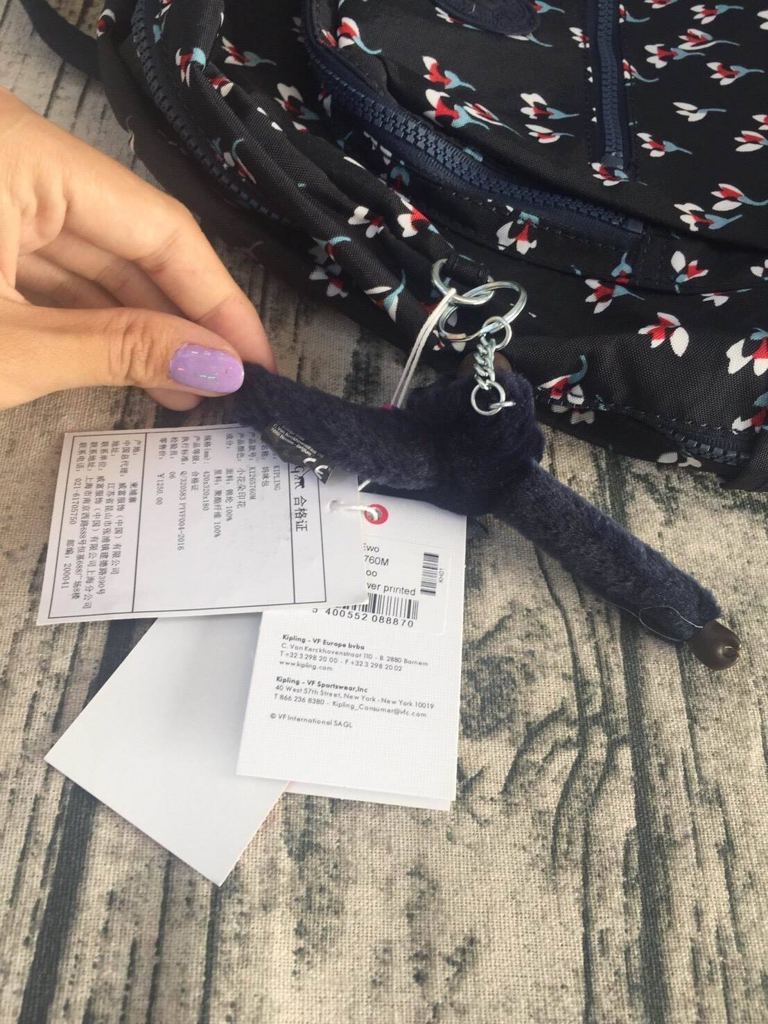 KIPLING Bizzy Boo เป็นกระเป๋าผ้าอ้อมกระเป๋าเป้สะพายหลังที่มีสไตล์ กระเป๋าเป้สะพายหลังขนาดเล็กที่มีน้ำหนักเบาและใช้งานง่ายและทำความสะอาดได้ง่ายออกแบบมาเป็นพิเศษสำหรับทารกของคุณ Bizzy Boo มาพร้อมกับกระเป๋าด้านข้างสำหรับทารกเล็ก ๆ ที่เข้ากันได้กับแผ่นรองพื้น