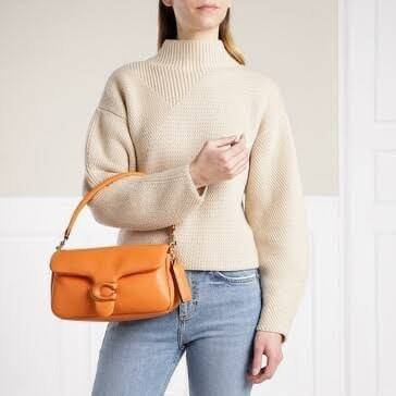 COACH PILLOW TABBY SHOULDER BAG 26 ไซส์ใหญ่ จุของได้ล้นๆ มาใหม่ขายดีที่สุด หนัง nappa หนานิ่ม นุ่มมากๆ พร้อมโลโก้รุ่นใหม่ด้วยเช่นกัน เพิ่มความหรู ดูดีเข้าไปอีกค่ะ