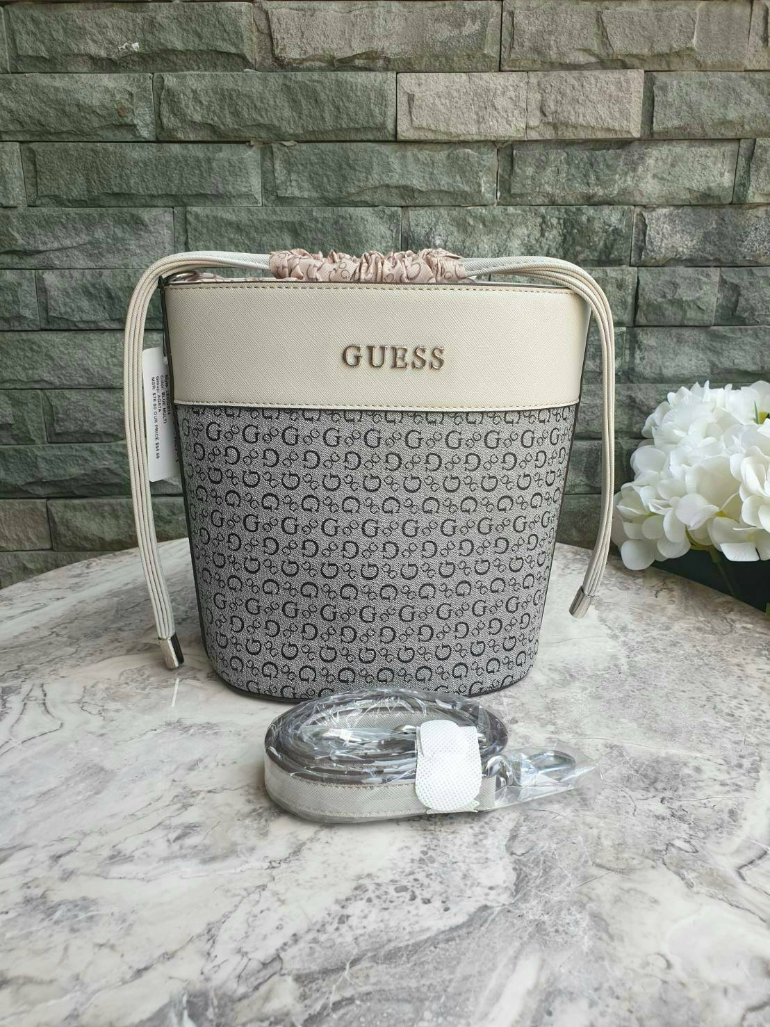 3สี Guess Bucket Bag กระเป๋ารุ่นใหม่ล่าสุด อวดไอเทมแสนเก๋กับกระเป๋าทรงถังสุดน่ารัก พิมพ์ลายรอบใบ วัสดุ Saffiano PU คุณภาพดี นิ่ม น้ำหนักเบา ด้านหน้าประดับด้วยโลโก้แบรนด์สวยโดดเด่น เปิดปิดด้วยเชือกหนังใช้หูรูดปลายเชือกประดับอะไหล่เงินสะดวกใช้ ด้านในโล่งกว้