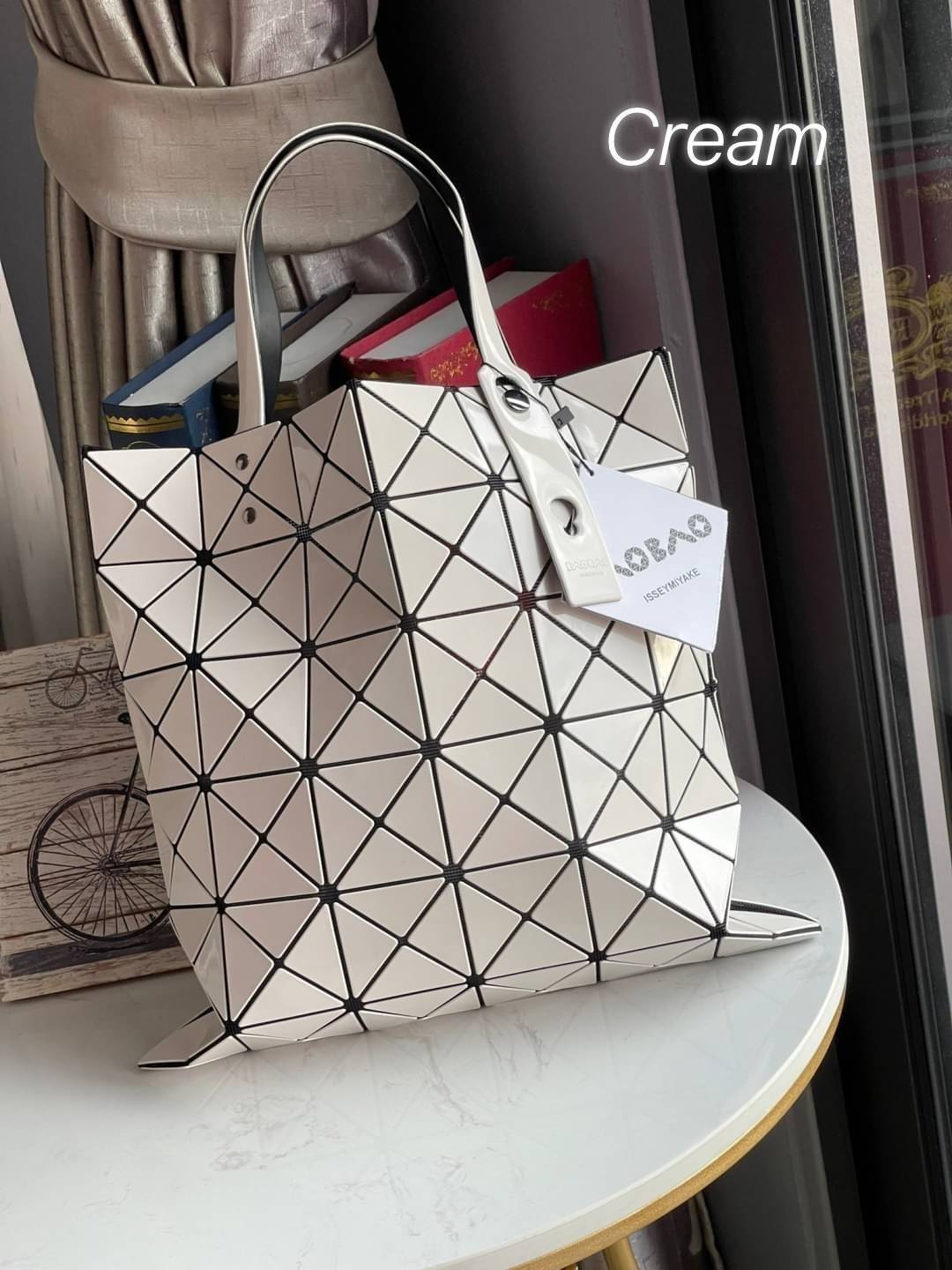 Baobao Issey Miyake 6x6 กระเป๋า Tote รุ่นนี้ถือว่าเป็นกระเป๋า Tote ไซส์กลางที่เหมาะกับการพกพาสิ่งของที่จำเป็นในทุก ๆ วัน มาพร้อมสายที่สามารถปรับได้ทั้งสองสาย และมีช่องใส่ของช่องเล็กด้านใน 1 ช่อง จุของได้เยอะแถมยังทนทาน ใช้เป็น Everyday Bag ได้เลยคะ พกพาสะ