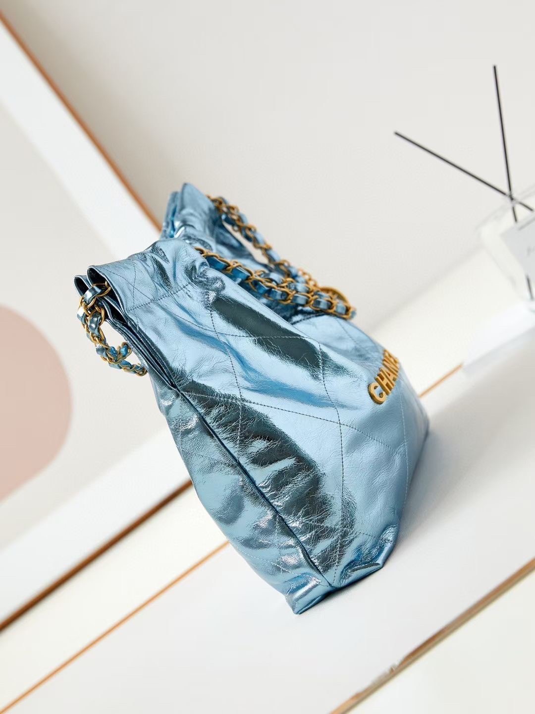 CHANEL 22 Medium HANDBAG In Metallic & Gold-Tone Metal กระเป๋าสะพายสีเมทัลลิค เกรดออริ ท็อป สลับแท้ 1:1 เกรดดีสุด ผ่านทุก ตม หนังแท้สวย ใช้งานต่างประเทศได้