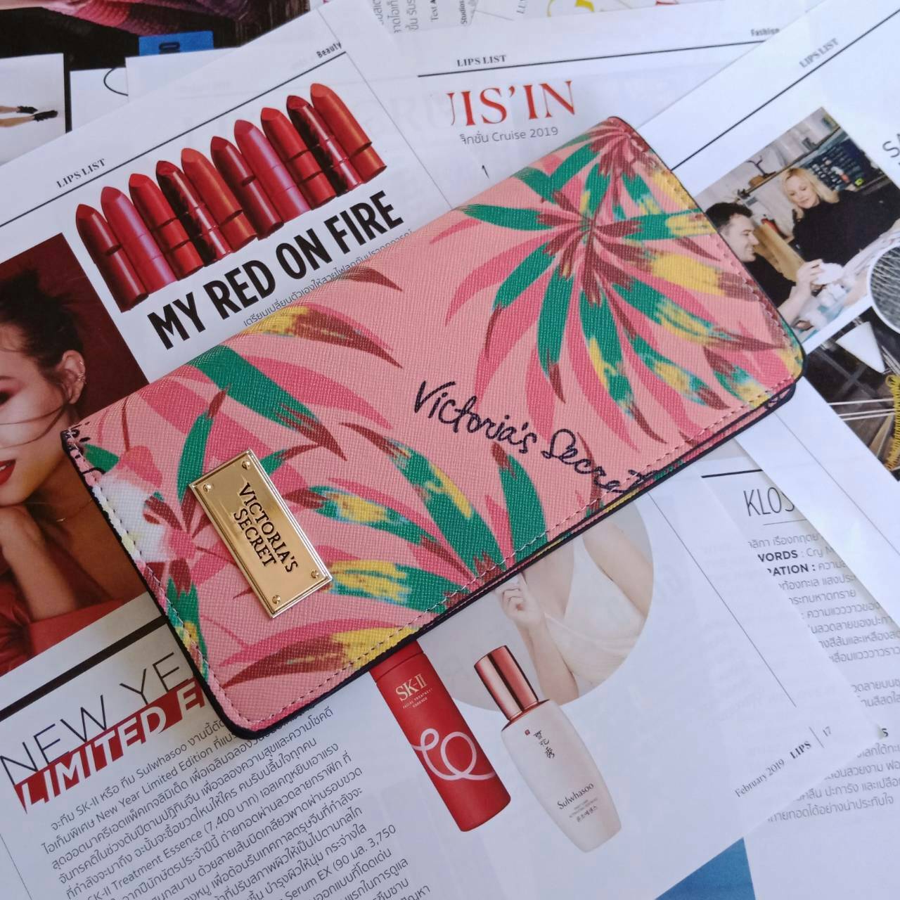 กระเป๋าสตางค์แบบพับจากแบรนด์ดัง VICTORIA'S SECRET แบบพับฝาเปิด ดีไซน์สวย พิมพ์ลายบนหนังpu ด้านหน้าประดับโลโก้ เปิดปิดง่าย ตามแบบฉบับของ Victoria ลุคทันสมัย ใส่บัตร+แบงค์ได้เยอะ แถมมีช่องซิปด้วย น้ำหนักเบา รุ่นนี้ขอแนะนำคะ!