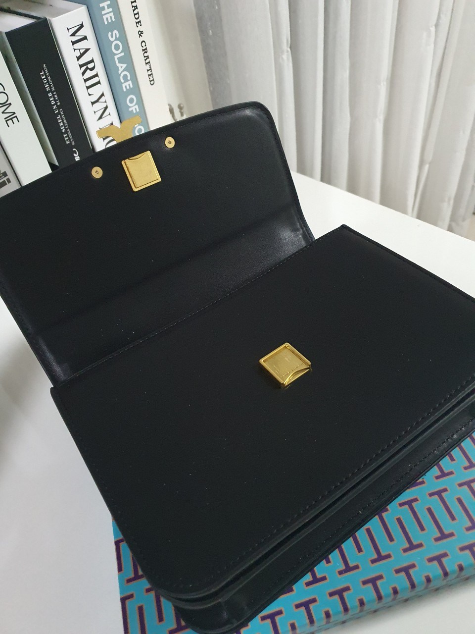 ของแท้ 💯% TORY BURCH ‘ELEANOR’ SHOULDER BAG กระเป๋าสะพายข้าง ไซส์กำลังน่ารัก วัสดุทำจากผ้าCanvas สลับหนังแท้ ฝาพับเปิดปิดด้วยแผ่นแม่เหล็ก มีช่องเล็กแยกอีกหลายช่อง ใส่โทรศัพท์ สมุดบัญชีได้