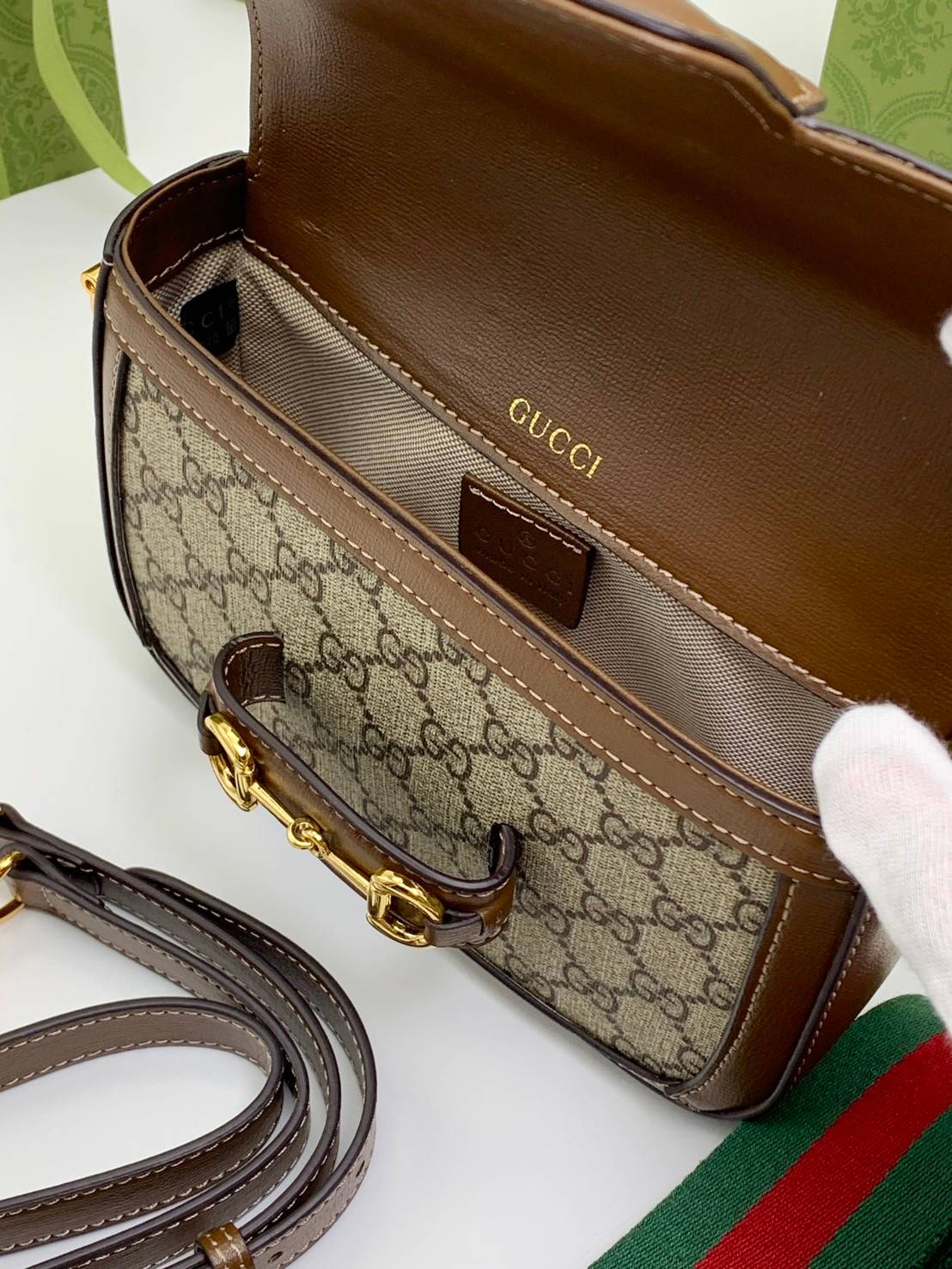 VIP GIFTbag 】หนังแท้สวยมากกกกกก มีจำนวนจำกัดน้าา Gucci Horsebit 1955 mini bag กระเป๋าสะพายข้าง ทรงใช้งานง่าย ดีไซน์เรียบหรูและคลาสสิคตามสไตล์ ใส่ของสำคัญได้สบาย ใส่มือถือได้ทุกรุ่น มาพร้อมสายสะพายสปอร์ต ถอดออกได้ ปรับได้ตามตัว ใบนี้แมทช์ได้กับทุกสไตล์การแ