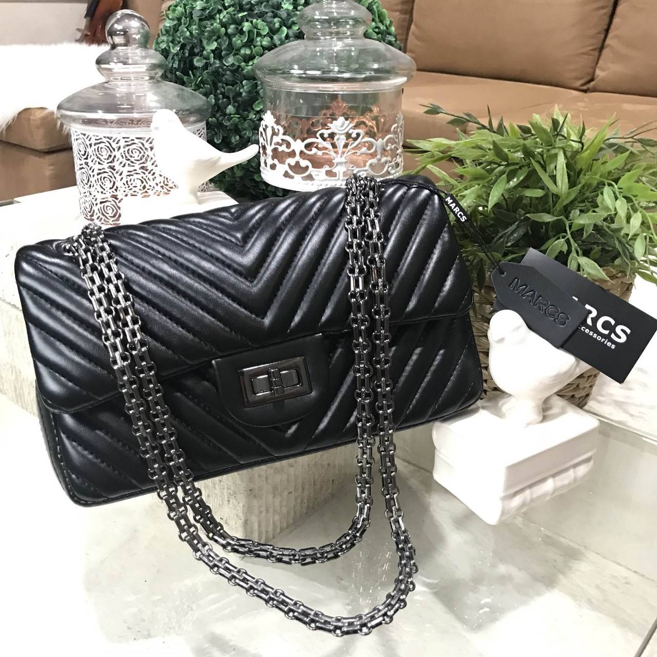MARCS WOMAN QUILTED CHAIN SHOULD BAG New arrival! กระเป๋าสะพาย วัสดุหนังแกะสังเคราะห์ นิ่มสวย อยู่ทรง ลาย chevron สไตล์ Chanel ขนาดกำลังดี น้ำหนักเบา เปิดปิดด้วยตัวล็อคบิด พร้อมฝาปิดกระดุมแม่เหล็ก ภายในมีหลายช่อง ทั้งบริเวณด้านหน้า และฝาปิด ภายในกว้าง และ