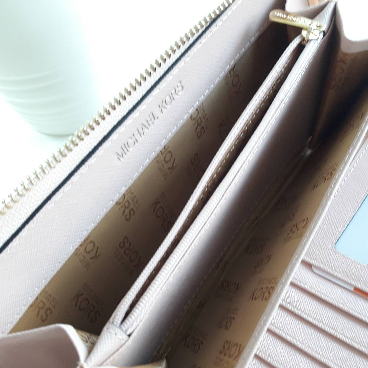 Best seller! งานขายดี รุ่นใหม่คะ Michael kors saffiano Wallet กระเป๋าสตางค์ใบยาว หนัง Saffiano ซิปรอบ สวยหรู มาก อะไหล่ปั้มโลโก้แบรนด์ ด้านในมีช่องใส่บัตร เยอะม้ากกก อีกด้านมีช่องแบงค์+ซิปใส่เหรียญ จุของได้เยอะจริงๆคะ ใส่ iphone 6+ ได้ สวยหรูดูดี อุปกรณ์ค