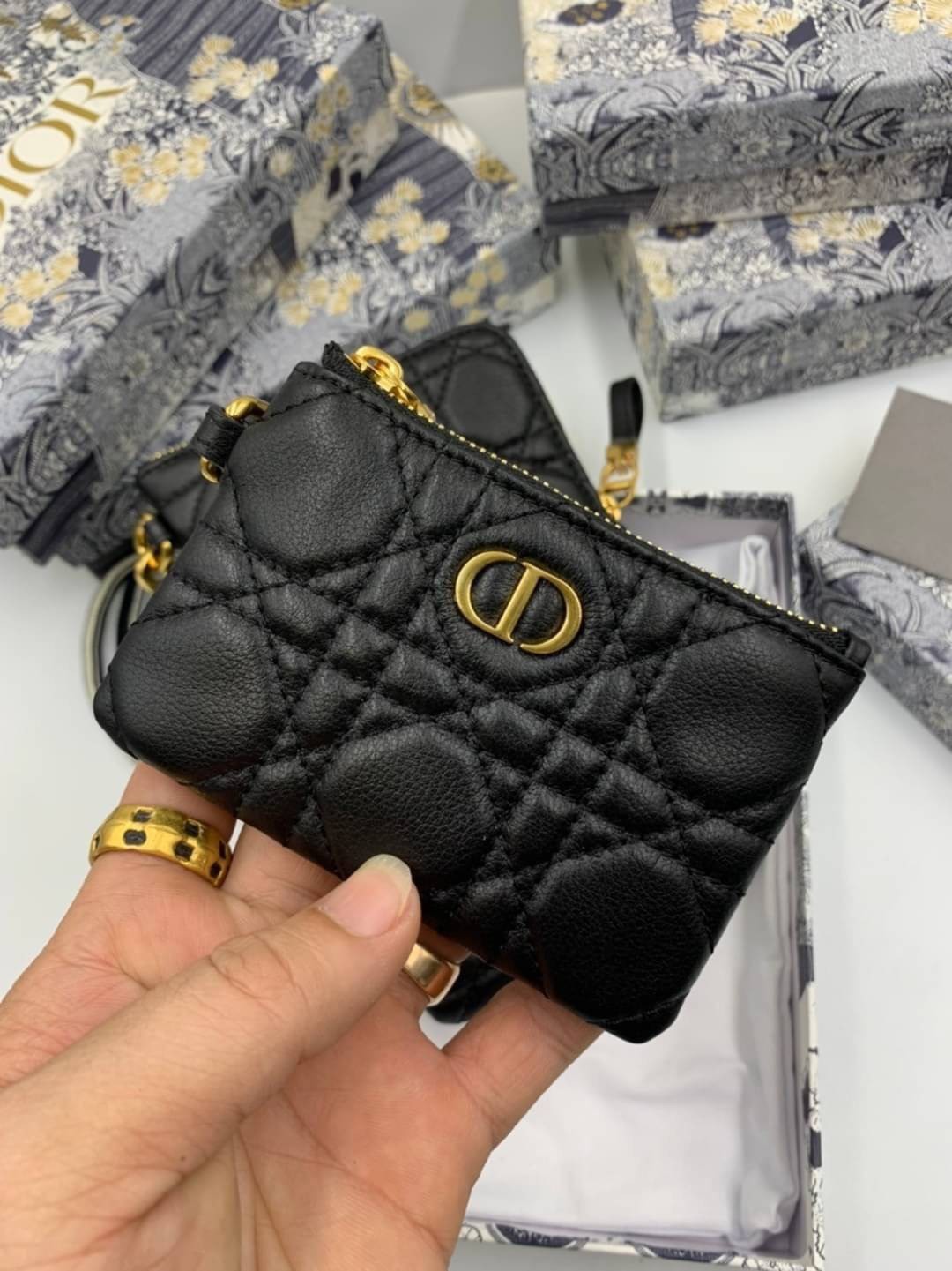 VIP 】CHRISTIAN DIOR PHONE BAG 2 in 1 DOUBLE BAG กระเป๋าเซ็ท 2 ใบ มีสายสะพายข้าง ถอดออกใช้งานได้ ถือว่าคุ้มมากๆเลยค่ะ สามารถใช้งานแยกกันได้ ใส่สายสะพายหรือ ถือได้ วัสดุหนังแท้ สวยงามนุ่มฟู น่ารักมากๆ เลยน้าาา