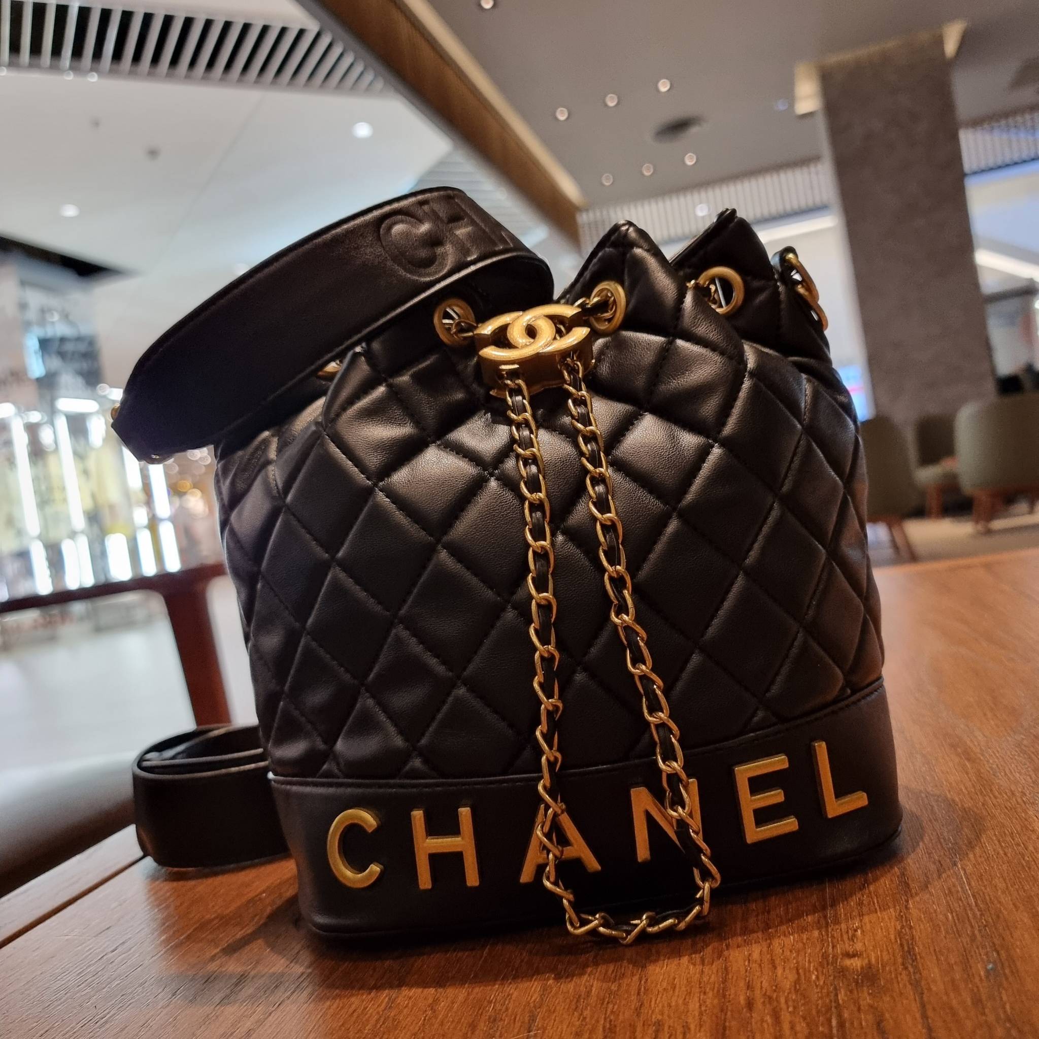 Chanel limited font leather bag / Chanel Bucket Bag กระเป๋าสะพายรุ่นลิมิเต็ด พรีเมี่ยมกิ๊ฟจากแบรนด์ รุ่นนี้การันตีหนังนิ่มมากกก!! โดดเด่นด้วย font โลโก้ และสายโซ่สลับหนังพร้อมตัวกดล็อคสีทองหรู สำหรับเปิด-ปิดปากกระเป๋า กดและปล่อยเพื่อล็อคได้ในตัว ภายในโล่ง
