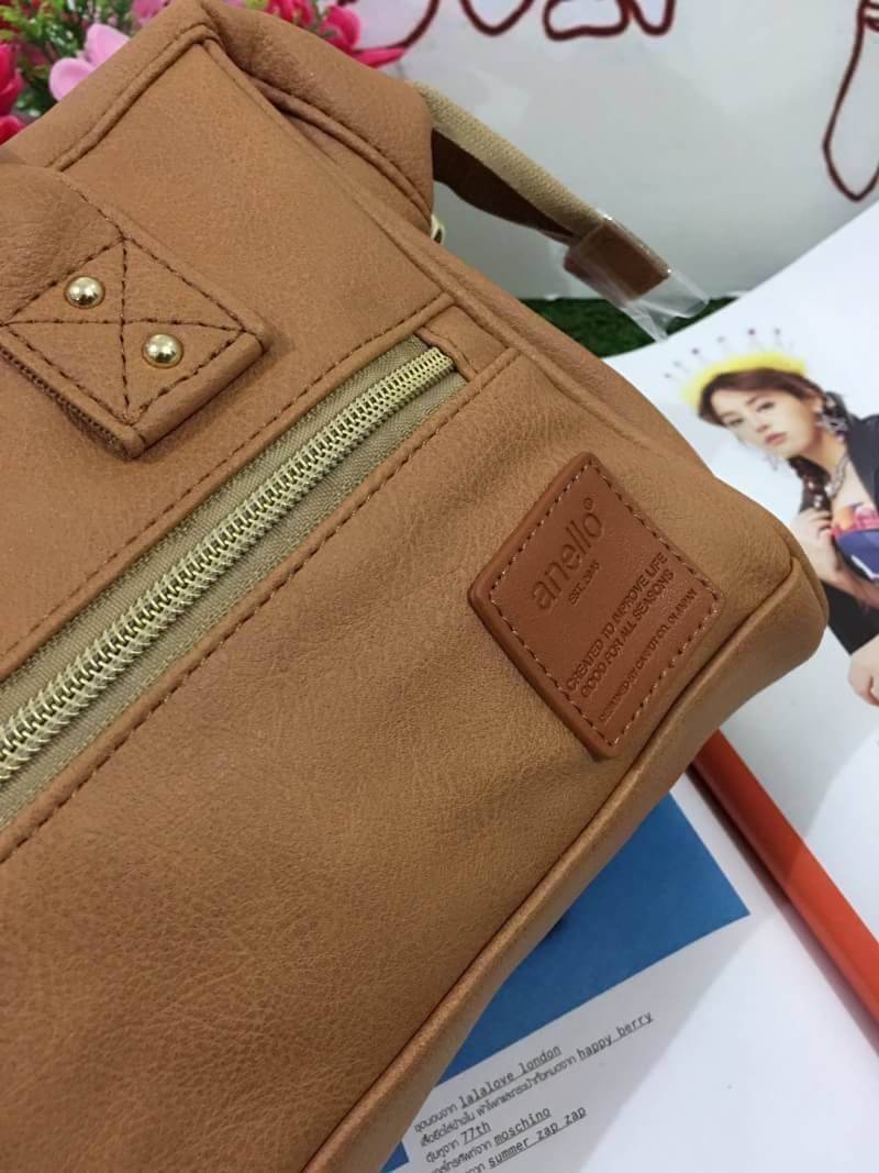 Anello polyester 2 way mini boston bag จากแบรนด์ดังในประเทศญี่ปุ่น กระเป๋าสไตล์คลาสสิค มีโครงปากกระเป๋ากว้างเป็นสัญลักษณ์ วัสดุหนัง pu กันน้ำได้ ภายในมีช่องใหญ่และช่องเล็กด้านข้าง2ช่อง เปิดปิดด้วยซิปคู่ มีตัวล็อคที่หูจับ ด้านหน้ามีช่องซิปเล็กใช้งานได้จริง