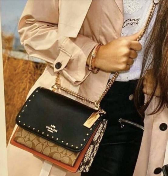 พร้อมส่งถึง8สี ห้ามพลาดค่ะ! COACH KLARE CROSSBODY BAG ((91019//91174//90400//1424//90635)) พร้อมส่งที่ไทย กระเป๋าสะพายครอสบอดี้ร์หรือสามารถทบเป็นสายคู่คล้องไหล่ได้ด้วยค่ะ หนังแท้ แต่ละสีทำลายหนังได้สวยงามแตกต่างกันออกไปนะคะ ✔️ห้อยด้วยป้ายแบรนด์แบบโ