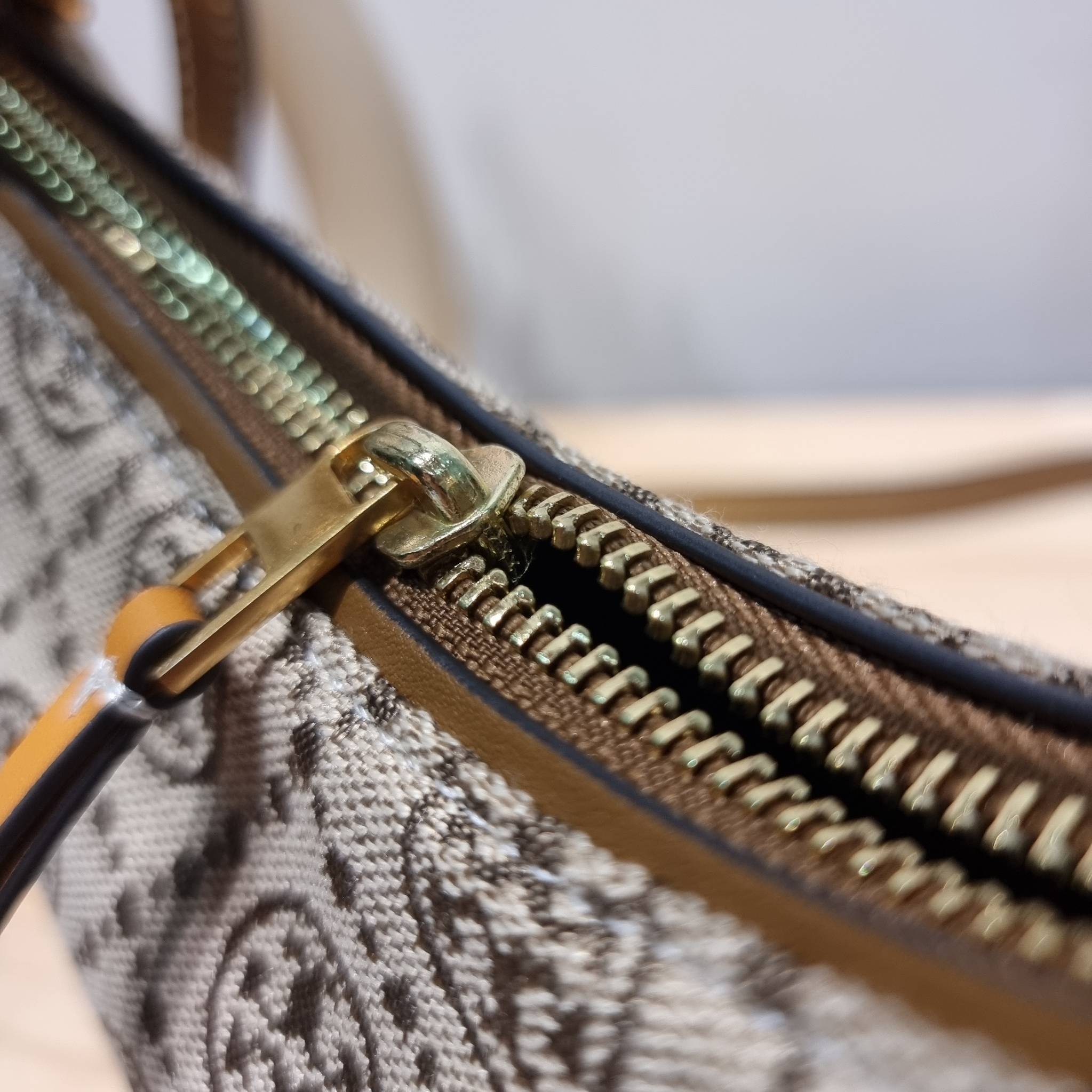 Tory Burch T Monogram Mini Crescent Bag / TORY BURCH T MONOGRAM MINI JACQUARD CRESCENT BAG ร้อนแรงกว่านี้ไม่มีแล้ว กับไอเท็มที่เซเลปรีวิวเยอะมาก!! สาวๆตามหากันไปอีก กระเป๋าทรง half moon ที่ดีไซน์บนผ้า jacquard ลวดลายซิกเนเจอร์ เรียบหรู ผู้ดีมากแม่!