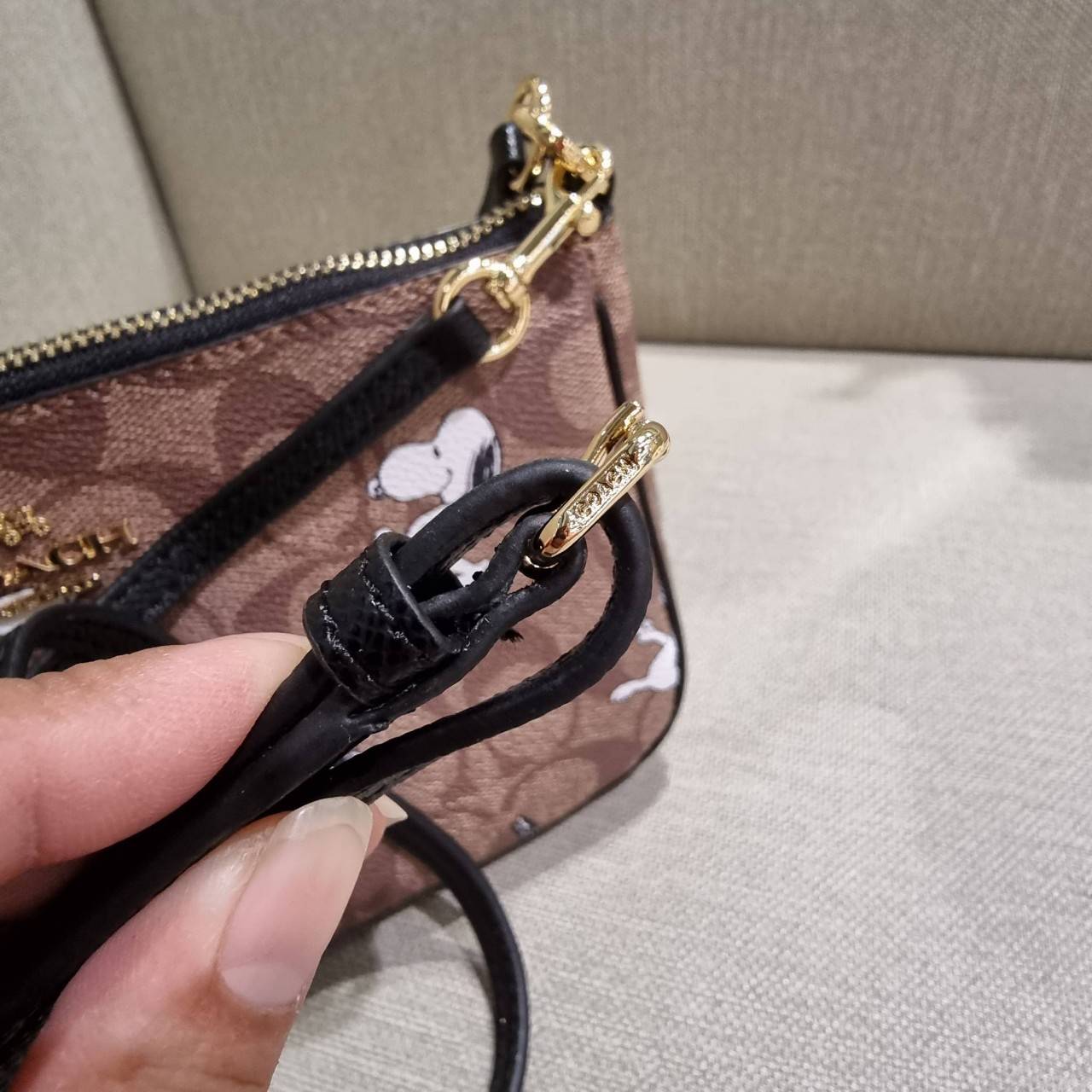 OUTLET 】COACH F36674 TOP HANDLE POUCH IN SIGNATURE WITH SNOOPY PRINT คอลเลคชั่นใหม่ ในสไตล์พอช มาให้ช้อปก่อนใครในไทยจ้า น่ารักน่าใช้ไปอีกกับกระเป๋าสะพายทรงฮิตตลอดกาล ด้วยดีไซน์ที่ออกมาให้ใช้งานได้ง่าย ขนาดกำลังเหมาะ วัสดุแคนวาสทนทาน ดีไปหมดขนาดนี้!! คุณลู