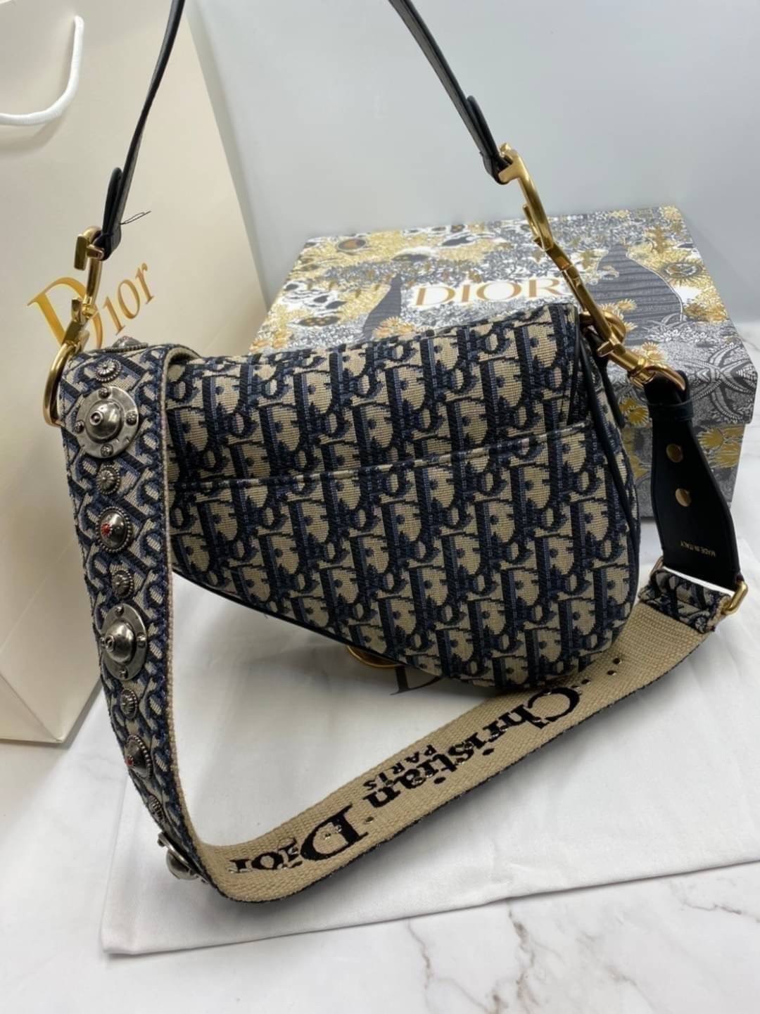 หนังแท้ DIOR SADDLE BAG Oblique Embroidery / Dior saddle with strap กระเป๋ารุ่นยอดนิยมตามแบบฉบับแบรนด์ งานทอลายคมชัด ใช้งานได้ 2 แบบ สะพายยาว CROSSBODY และสายสั้นถือได้เก๋ๆ ลุคนี้คูลสุดๆ เลยค่าา ภาพถ่ายจากสินค้าจริง! สวยมาก พร้อมส่งที่ไทยราคาสุดคุ้ม สาวๆ 