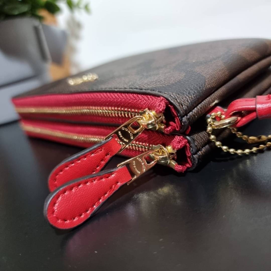 COACH F87591 DOUBLE CORNER ZIP WALLET IN SIGNATURE COATED CANVAS คล้องมือรุ่น 2 ซิป!! มาแล้วจ้า 🌟🤗 ไซส์นี้คือเหมาะมือจริงๆ พกง่ายเช่นเคย ไม่ต้องกังวลว่าจะเกะกะหรือกินพื้นที่กระเป๋าหลัก วัสดุหนังแคนวาสเคลือบลาย มีช่องหลักแยก 2 ช่อง ภายในบุผ