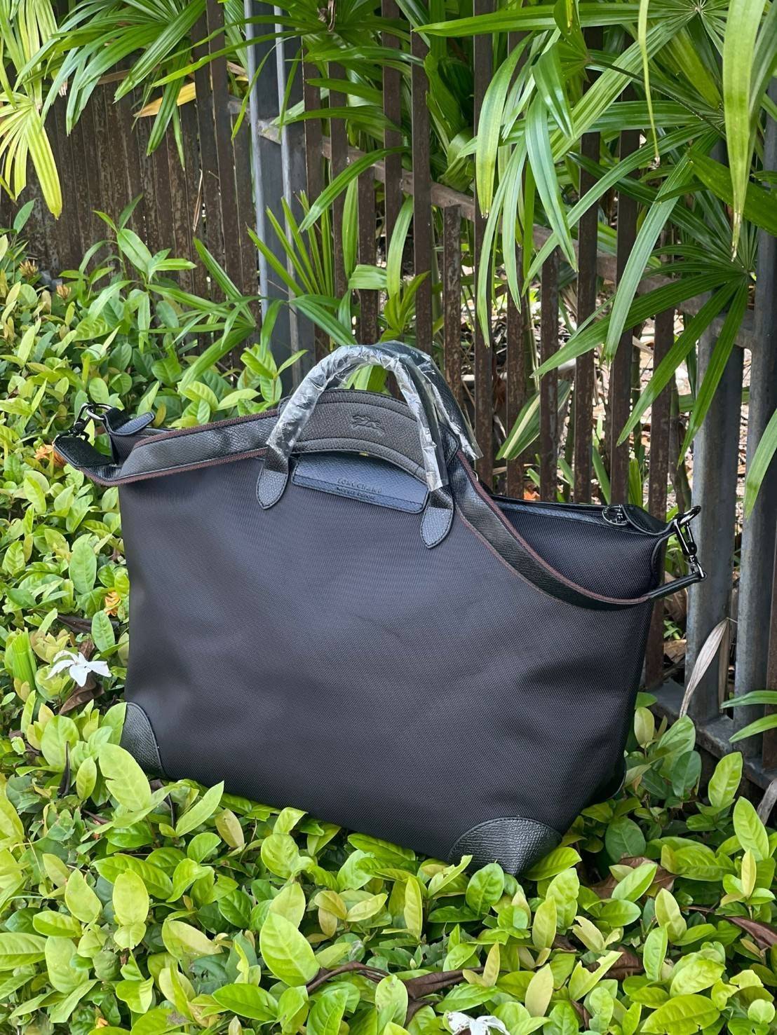 LONGCHAMP BOXFORD TRAVEL BAG L กระเป๋าเดินทางขนาดใหญ่ มาพร้อมสายสะพายที่สามารถถอดได้ ให้คุณเลือกสะพายไหล่หรือถือได้ มีซิปรูดเปิดปิดกระเป๋าที่ให้คุณมั่นใจได้ว่าคุณจัดเก็บไอเท็มของคุณได้อย่างมิดชิด บ็อคฟอร์ด (BOXFORD) สะท้อนความเป็นเอกลักษณ์ของแบรนด์ที่เปี่