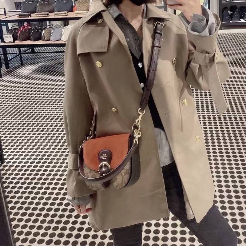 COACH C5691 KLEO SHOULDER BAG 17 IN SIGNATURE CANVAS ใหม่สุด!! สวยหรูไม่มีใครเกิน!! กระเป๋าสะพายสวยครบสูตร แค่เห็นก็ปิ๊ง!!วัสดุหนังแคนวาสสลับหนังแท้ ลงตัวที่หนึ่ง เปิด-ปิดด้วยสายคาดแม่เหล็กในตัว โดดเด่นมากๆ ภายในเป็นช่องโล่ง มีสายสะพายมาให้ถึง 2 แบบ สายคล