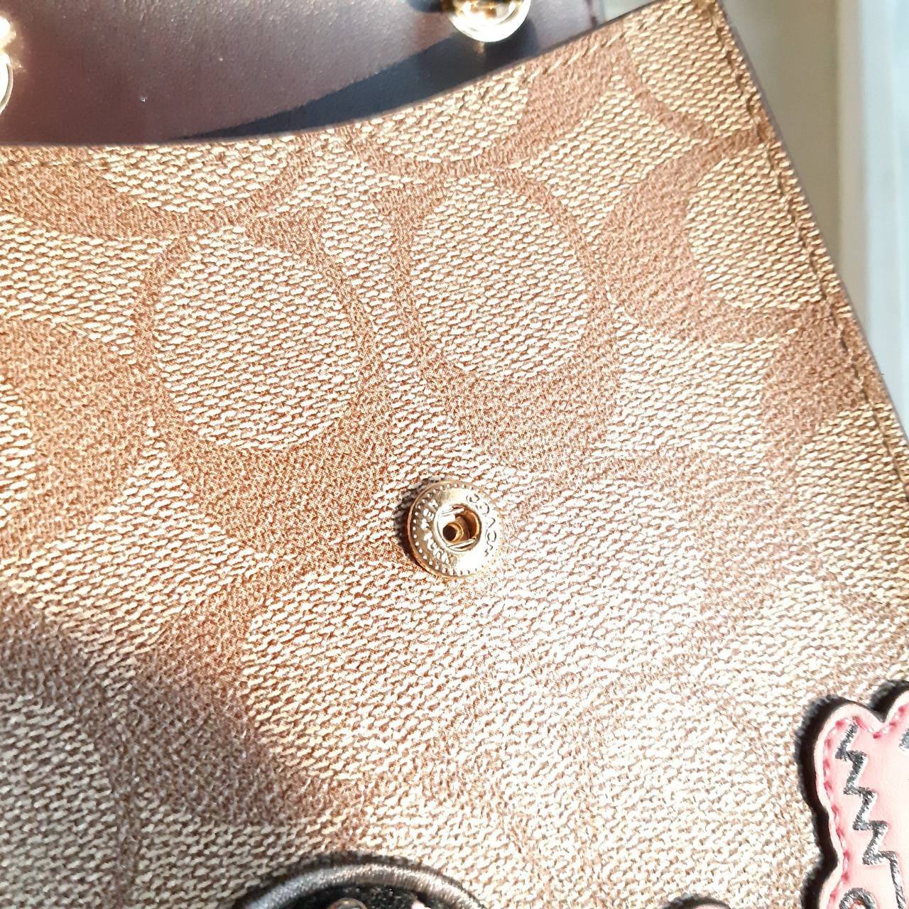 COACH PHONE CASE CROSSBODY BAG ((73486//76988//76357//39955//91046)) COACH NORTH/SOUTH CROSSBODY IN SIGNATURE CANVAS กระเป๋าใส่โทรศัพท์รุ่นนี้ มีความโดดเด่นทั้งดีไซน์และคุณสมบัติในการใช้งาน ด้วยลวดลายที่มีซิกเนเจอร์เป็นเอกลักษณ์แล้ว ด้านหลังยังมีช่องใส่กา