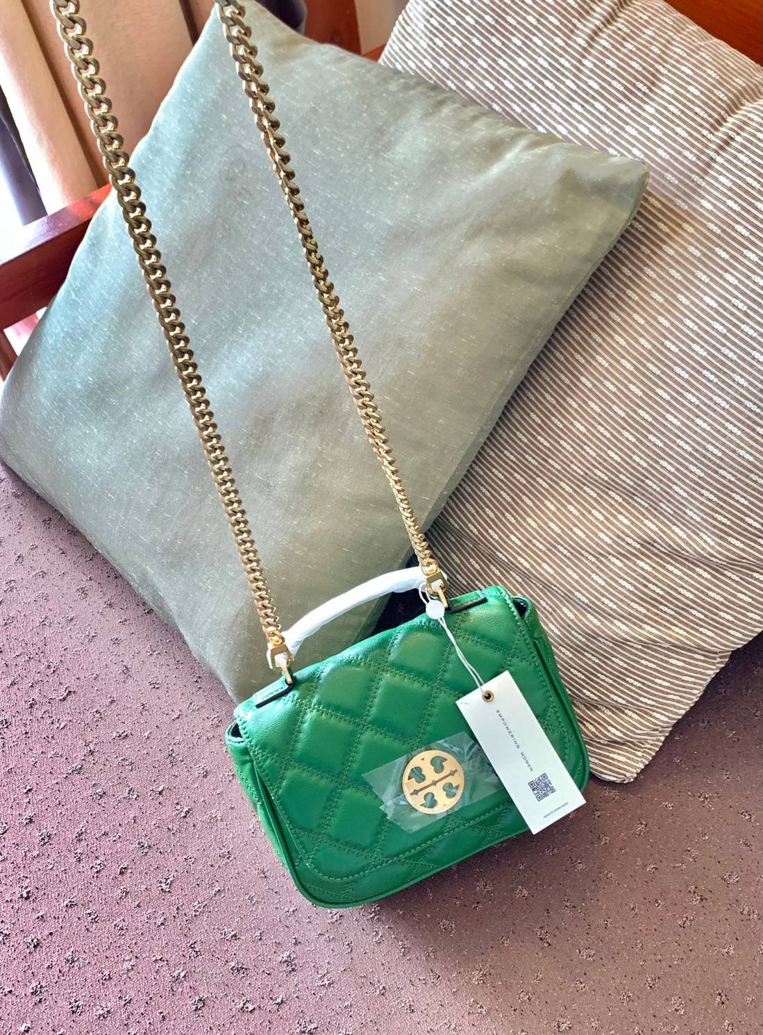 Tory Burch Willa Mini Top Handle Bag พร้อมส่งที่ไทย ใบจริงคือสวยสุดดไปเลยค่าา! กระเป๋าสะพายข้างหรือหิ้วก็เก๋ไปอีกเลยค่ะ! หนังแท้อย่างดี ลายนวมนิ่มมือดีมากค่ะ ด้านหน้ามีอะไหล่โลโก้แบรนด์ เปิดปิดกระเป๋าแบบกระดุมแม่เหล็ก ภายในสามารถใส่กระเป๋าเงินใบกลางได้;มื