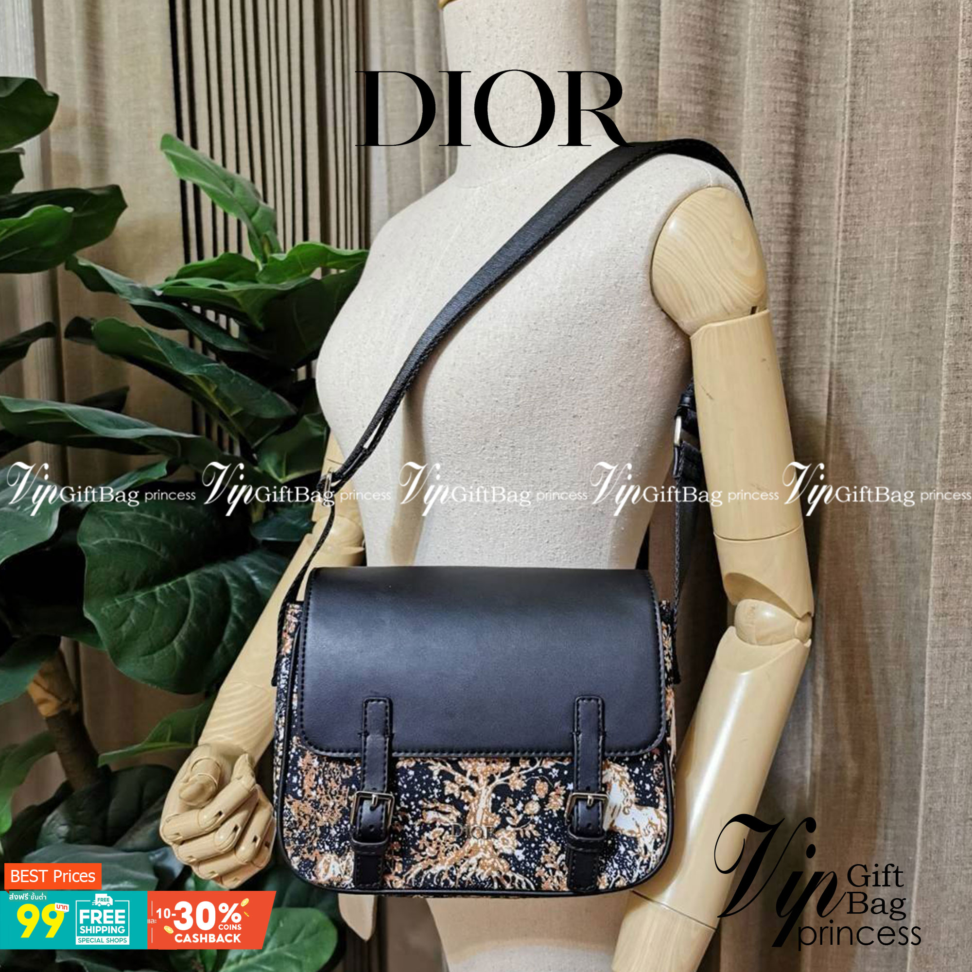 CHRISTIAN DIOR MESSENGER BAG GIFT WITH PURCHASE (GWP) พรีเมี่ยมกิ้ฟรุ่น Limited จาก DIOR DUTYFREE COUNTER ดีไซน์ทรงสี่เหลี่ยมขึ้นลาย Dior สวยหรูดูดีโดดเด่นเป็นเอกลักษณ์ เปิดปิดด้วยฝาปิดกระดุมแม่เหล็ก ภายในโล่งมีโลโก้และช่องซิปใส่มือถือ กระเป๋าสตางค์ยาว ขอ