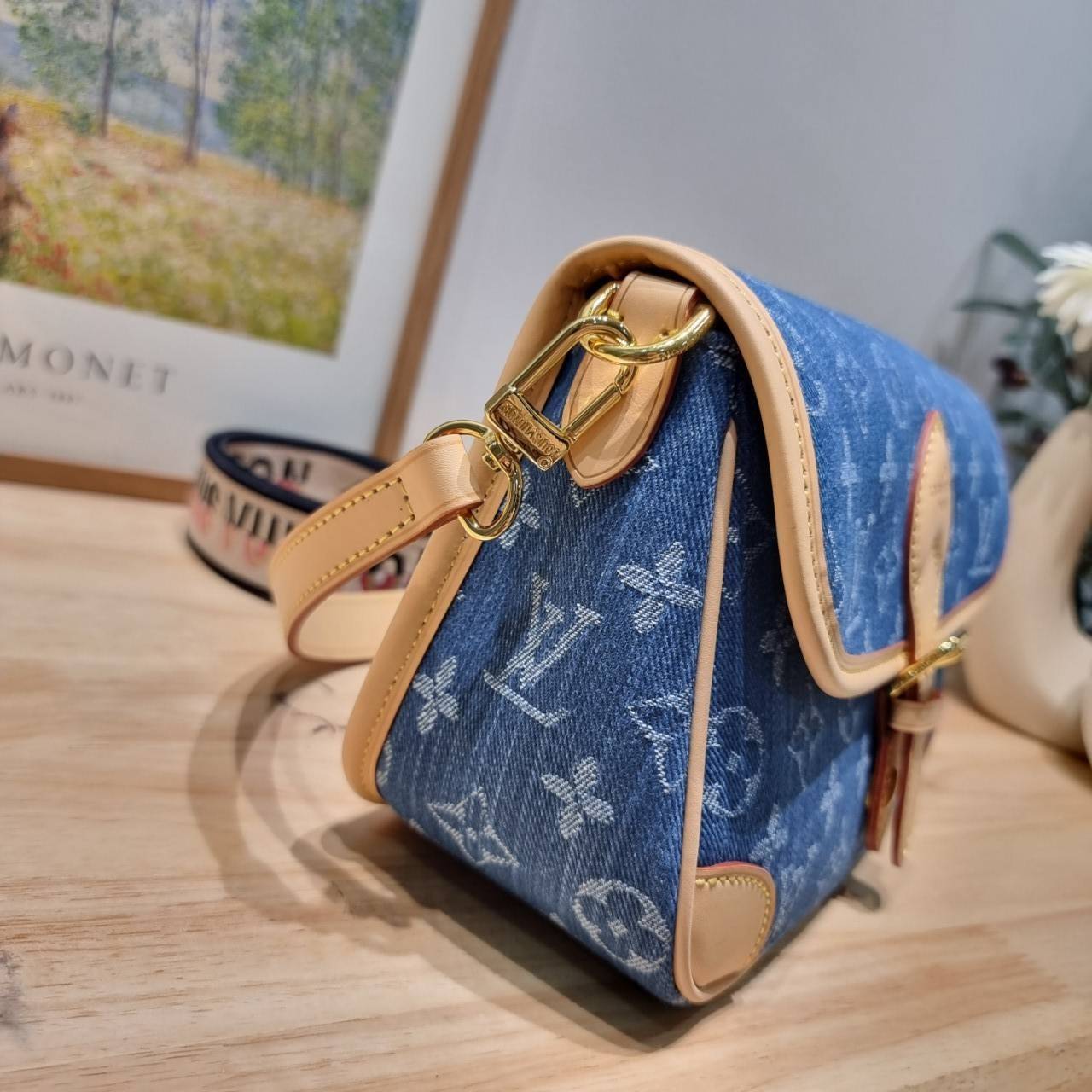 LV diane monogram denim bag กระเป๋ามัลติฟังก์ชั่น ดีไซน์ใหม่ ออกมาได้น่ารักน่าใช้มากๆ สียีนส์สวยมีเสน่ห์ มีสายมาให้ถึง 2 แบบ สายหนังคล้องไหล่ได้ ปรับสะพายข้างได้ และสายสปอร์ตครอสบอดี้ได้