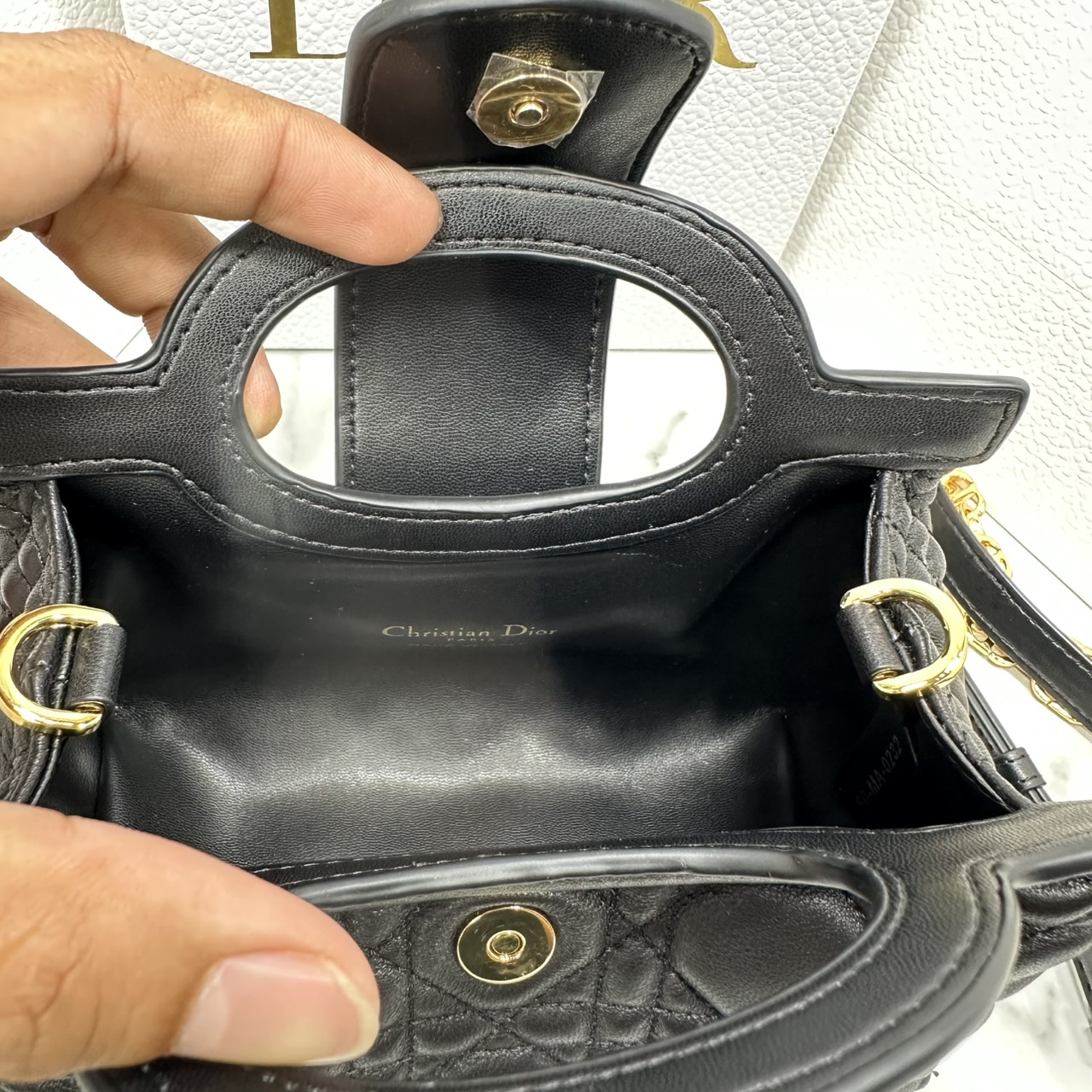 ORI หนังแท้ | Dior Jolie Top Handle Mini Bag กระเป๋าสะพายโจลี่ไซส์มินิหูจับในตัว ดีไซน์หรูหรา โดดเด่นด้วยฝาพับโลหะสีทอง ประดับมุกเรซินสีขาว มาพร้อมสายโซ่มีหนังรองบ่า สะพายไหล่หรือสะพายข้างได้ ทั้งกลางวันและกลางคืน