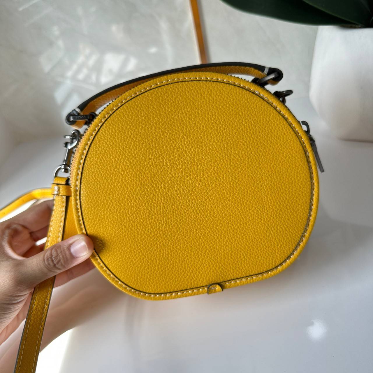 COACH X PEANUTS CANTEEN CROSSBODY WITH SNOOPY PRESENT MOTIF (CE845,CF290) กระเป๋าสะพายข้างทรงกลมไซส์มินิ มีหูจับ วัสหนังแท้ ด้านหน้าโดดเด่นด้วยรูปการ์ตูนSnoopy