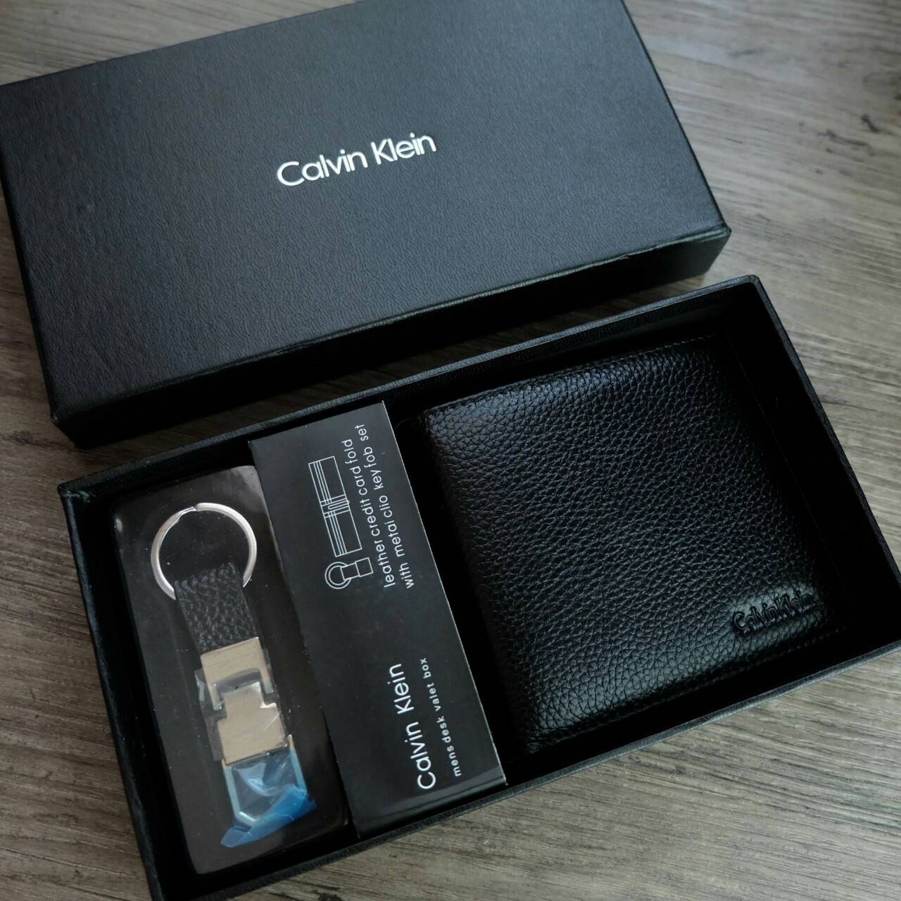 Calvin Klein Leather Credit Card Fold with Metai Clio Key Fob Set กระเป๋าสตางค์ใบสั้น Set สุดคุ้มมอบให้เป็นของขวัญ หรือใช้เองก็แนะนำค่ะ