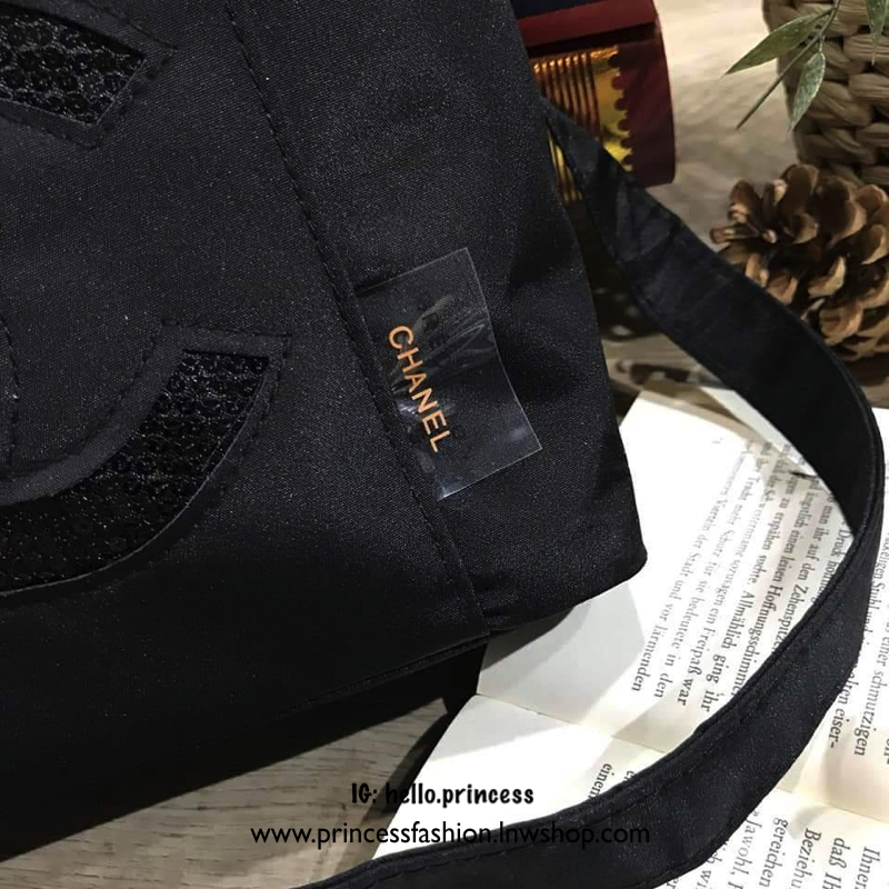 Chanel Beaute Black Sequin Dreawstring Shopping Bag VIP GIFT Limited Edition ของแท้ จากเคาน์เตอร์เครื่องสำอางค์ Chanel ดีไซน์น่ารักขนาดกำลังดี น้ำหนักเบา ด้านหน้า ประดับโลโก้แบรนด์สุดคลาสสิค เปิดปิดแบบเชือกรูด Drawstring พร้อมกระดุมแม่เหล็ก ซับใน Polyeste