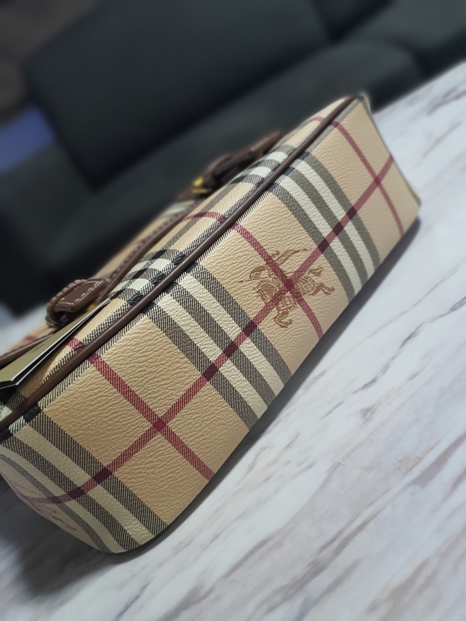 BURBERRY MESSENGER VINTAGE BAG VIP GIFT WITH PURCHASE (GWP) พรีเมี่ยมกิ๊ฟ Limited Edition จาก BURBERRY วัสดุหนังทั้งใบลายวินเทจ ตกแต่งคาดเข็มขัดด้านหน้า เปิดปิดด้วยกระดุมแม่เหล็ก ภายในมีช่องใส่ของโล่งกว้าง สามารถใส่มือถือ ipad mini ของจุกจิกได้ อะไหล่แบรน