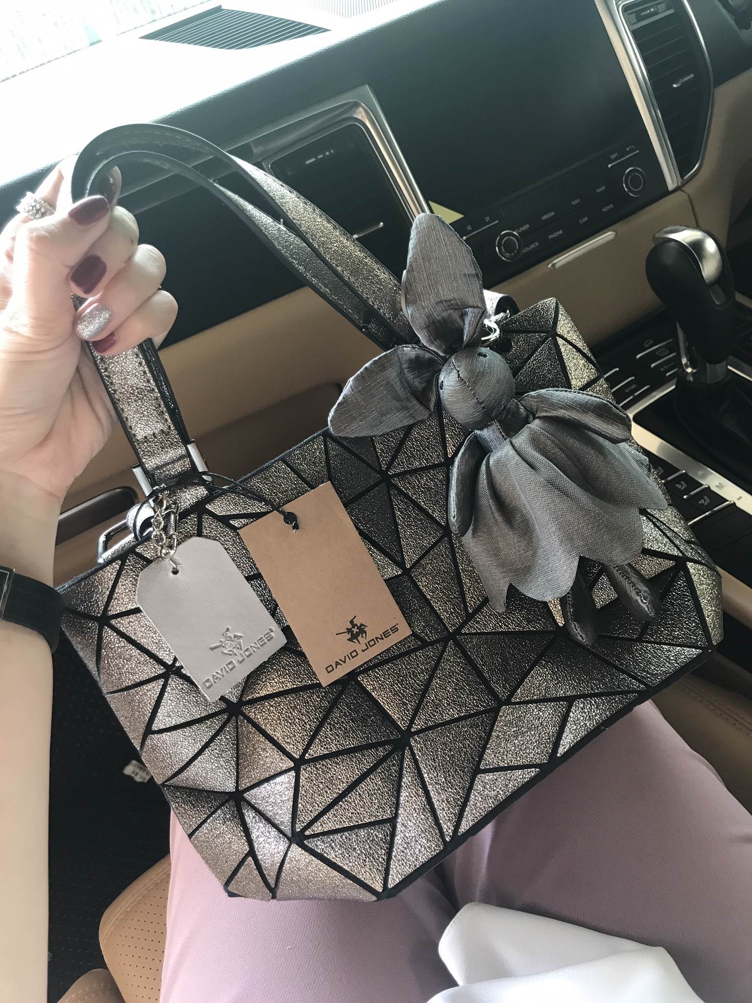 ห้ามพลาดเลยน๊า size Mini !!! น่ารักมากกค๊า ✨✨✨ มาใหม่ สี Limited edition 🌈🌈 ✨สี Silver Glitter ✨ใบจริงสวย เลิศมากๆ ค่า รับประกันเลย กระเป๋าทรงสุดฮิตจากแบรนด์ David Jones ใบนี้ มาพร้อมกับน้องกระต่ายสีเข้า 