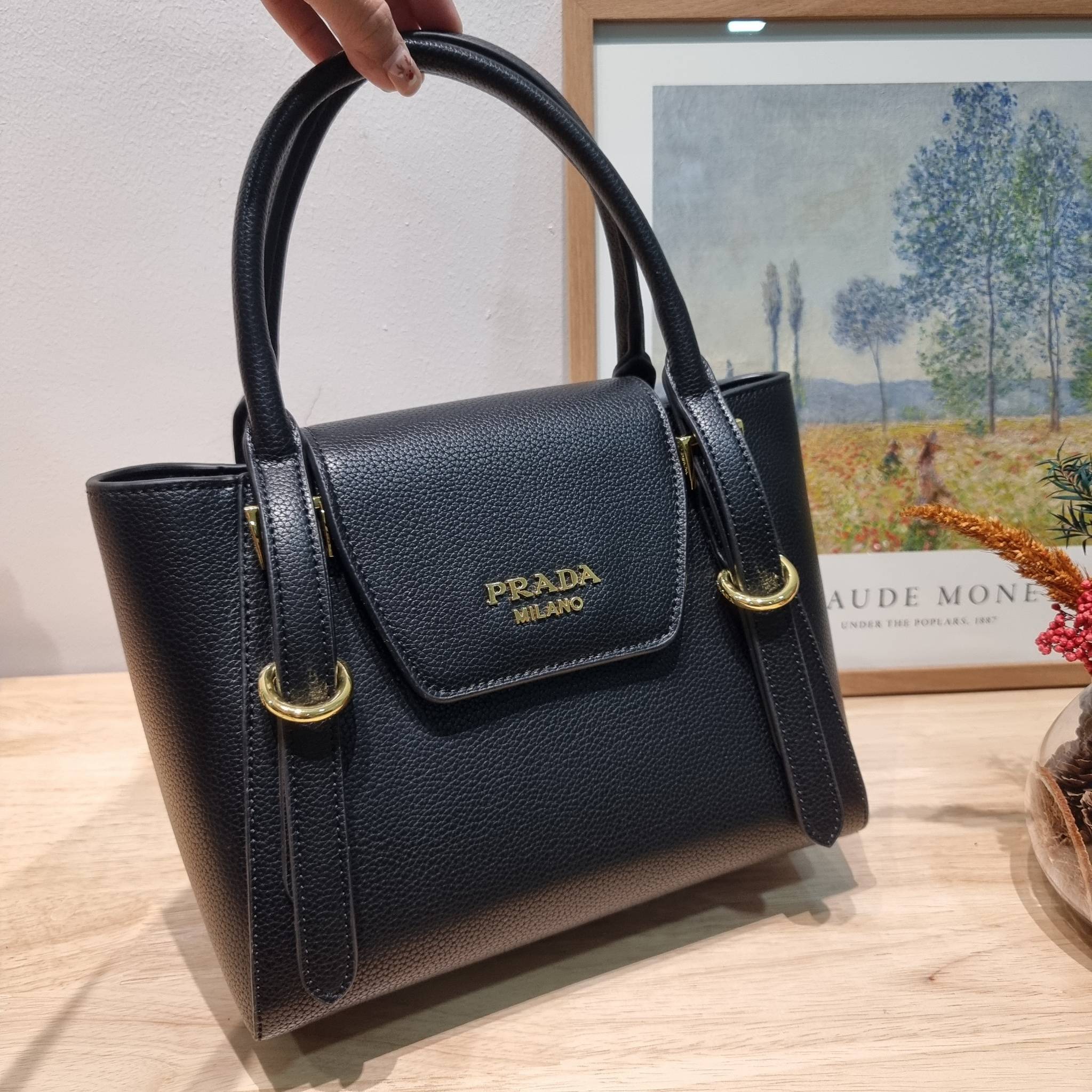 PRADA Saffiano leather bag / Prada leather bag กระเป๋าถือ/สะพายล่าสุด ที่ดีไซน์เรียบหรู สวยคมชัด เต็มไปด้วยดีเทลน่าใช้ สายคล้องไหล่ที่สามารถถอดออกได้