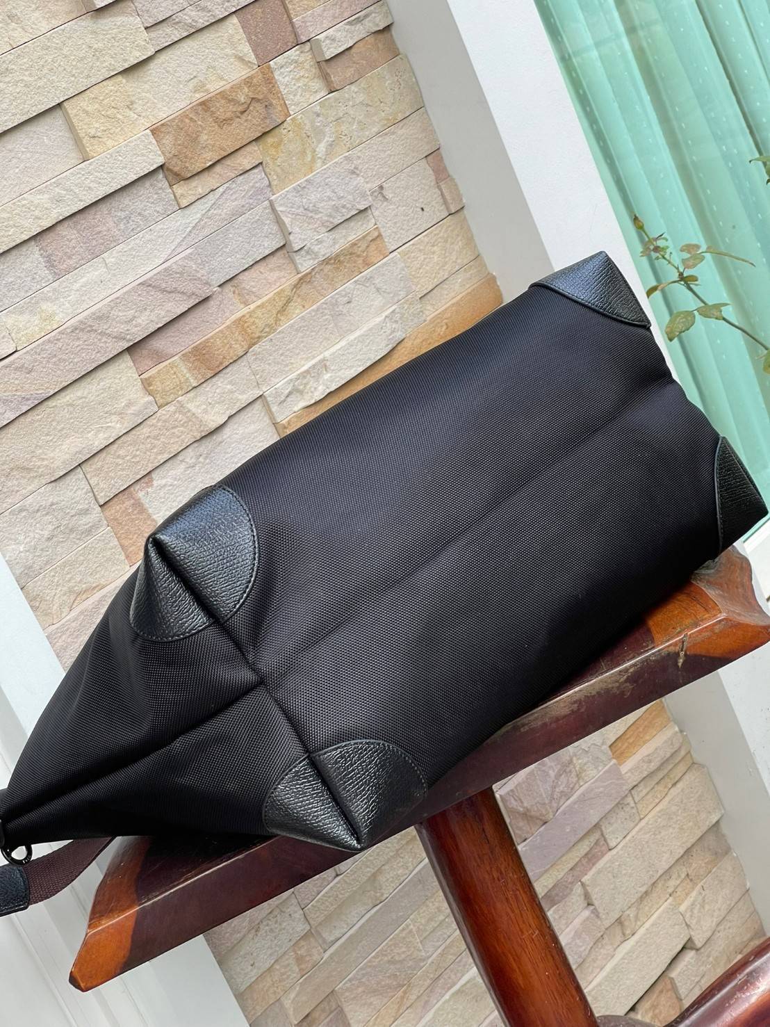 LONGCHAMP BOXFORD TRAVEL BAG L กระเป๋าเดินทางขนาดใหญ่ มาพร้อมสายสะพายที่สามารถถอดได้ ให้คุณเลือกสะพายไหล่หรือถือได้ มีซิปรูดเปิดปิดกระเป๋าที่ให้คุณมั่นใจได้ว่าคุณจัดเก็บไอเท็มของคุณได้อย่างมิดชิด บ็อคฟอร์ด (BOXFORD) สะท้อนความเป็นเอกลักษณ์ของแบรนด์ที่เปี่