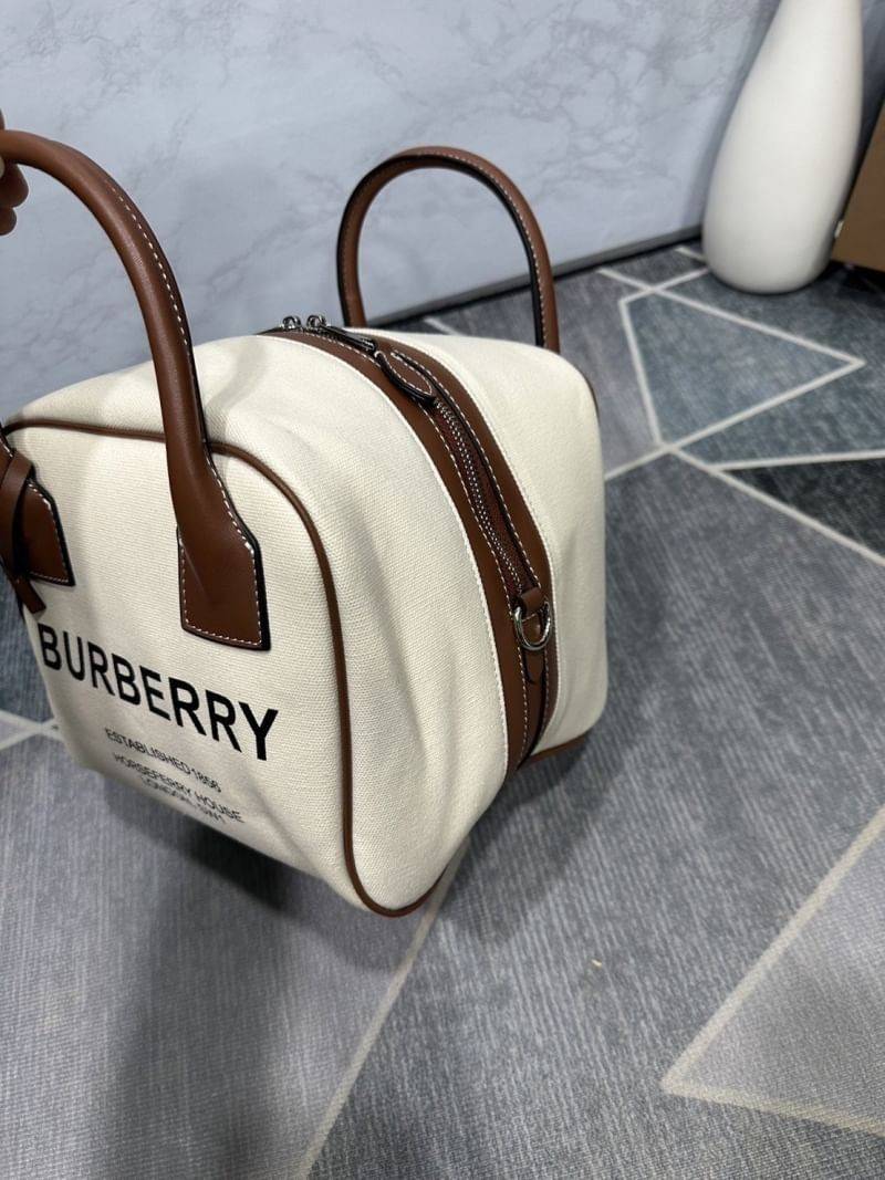Burberry cube bag in cotton canvas with logo / BURBERRY HORSEFERRY-PRINT CANVAS HALF-CUBE BAG กระเป๋าถือ ทรงโท้ทผ้าแคนวาสพิมพ์ลายแบรนด์มาพร้อมสายยาวสายหนังแบบถอดใช้งานได้ คอลเล็คชั่นกระเป๋าตระกูลหนังผสมผ้าแคนวาสจากแบรนด์