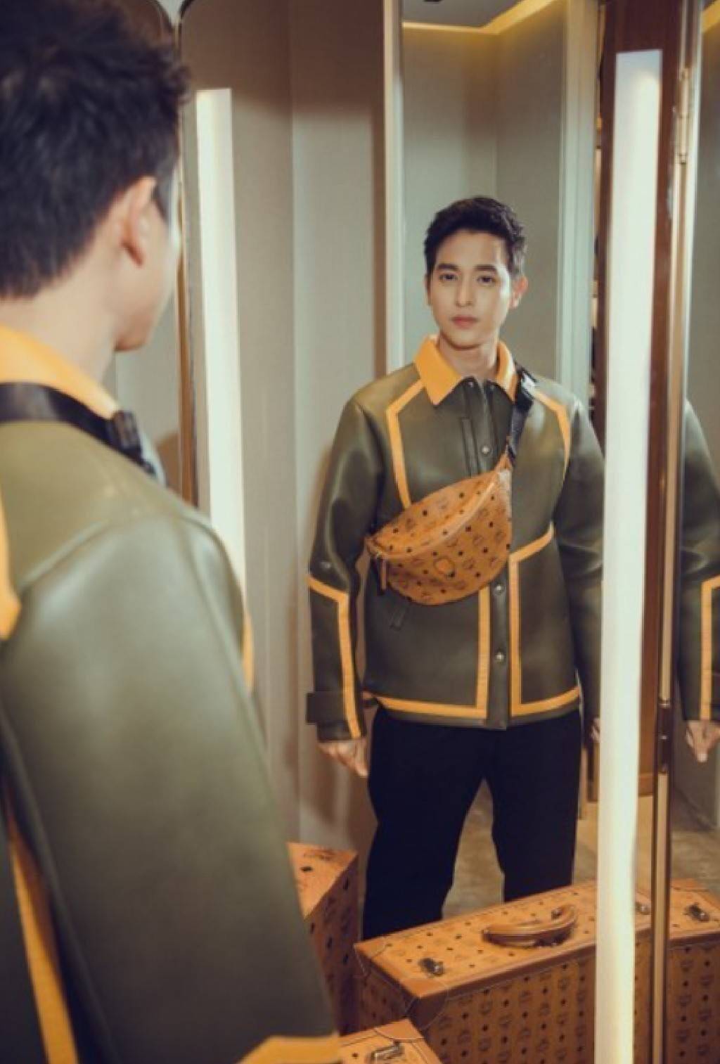 M.C.M FURSTEN BELT BAG IN VISETOS กระเป๋าคาดอกยอดฮิต หนุ่มๆสาวๆใช้ได้ไม่มีเบื่อ รุ่นขายดี ลายวิเซโต้เอกลักษณ์ ทั้งสปอร์ตและดูหรูในตัว ใช้งานง่าย ได้ทุกลุค วัสดุหนังแคนวาสคุณภาพดี มีช่องซิปหลัก และซิปด้านหลังกระเป๋า ภายในเป็นช่องโล่งบุผ้าซับอย่างดี รุ่น un