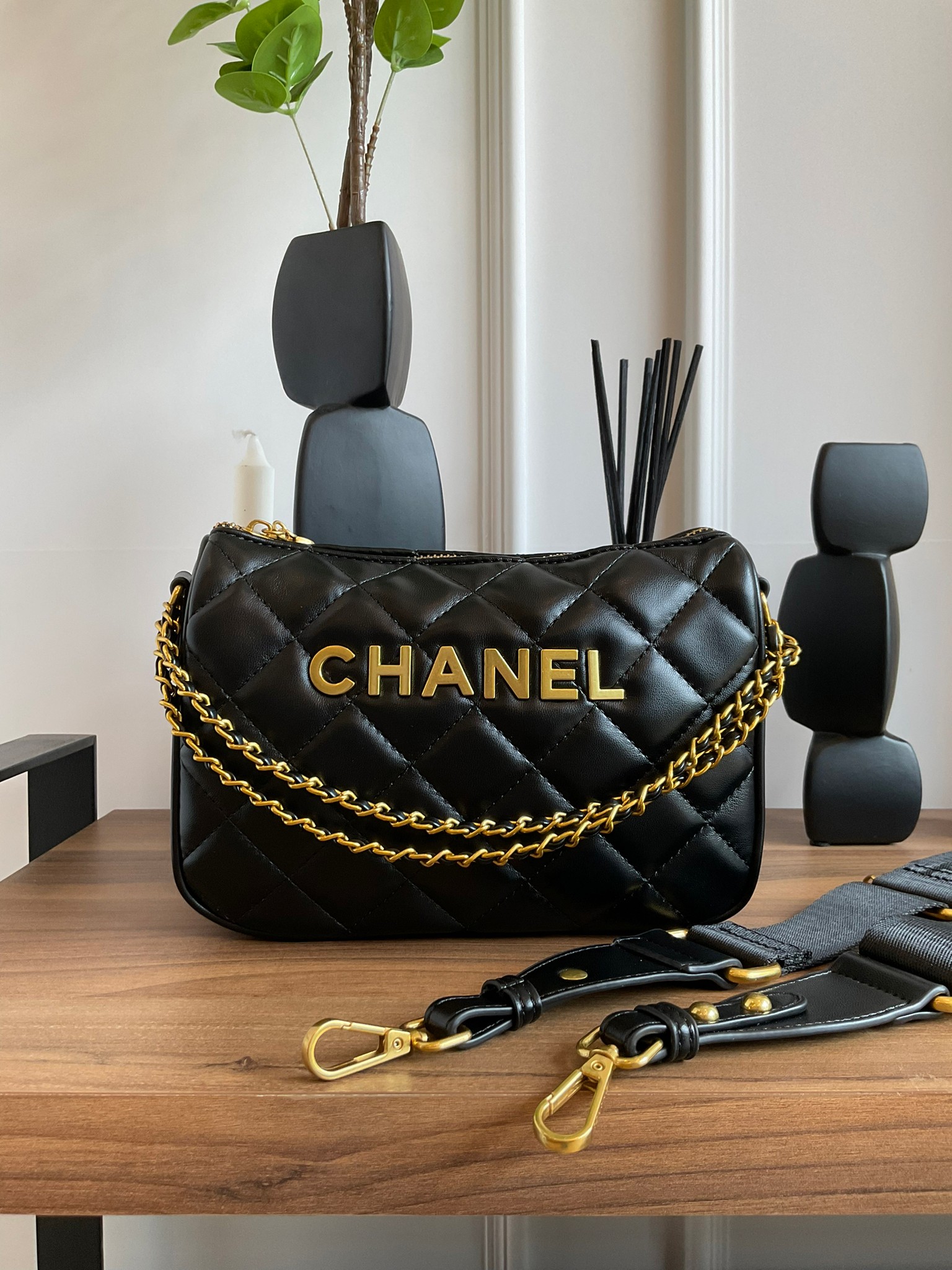 Chanel Crossbody bag black / CHANEL VIP GIFT CROSSBODY BAG กระเป๋าทรงสะพายข้าง ที่กำลังมาแรงมาในตอนนี้ ตัวกระเป๋าเป็นหนังพียูพรีเมี่ยม อะไหล่ทองวินเทจทั้งใบ ด้านหน้าประดับโลโก้แบรนด์ เปิดปิดด้วยซิปยาว ด้านในใส่กระเป๋าสตางค์ได้ถึงใบกลาง สามารถเป็นได้ทั้งกร