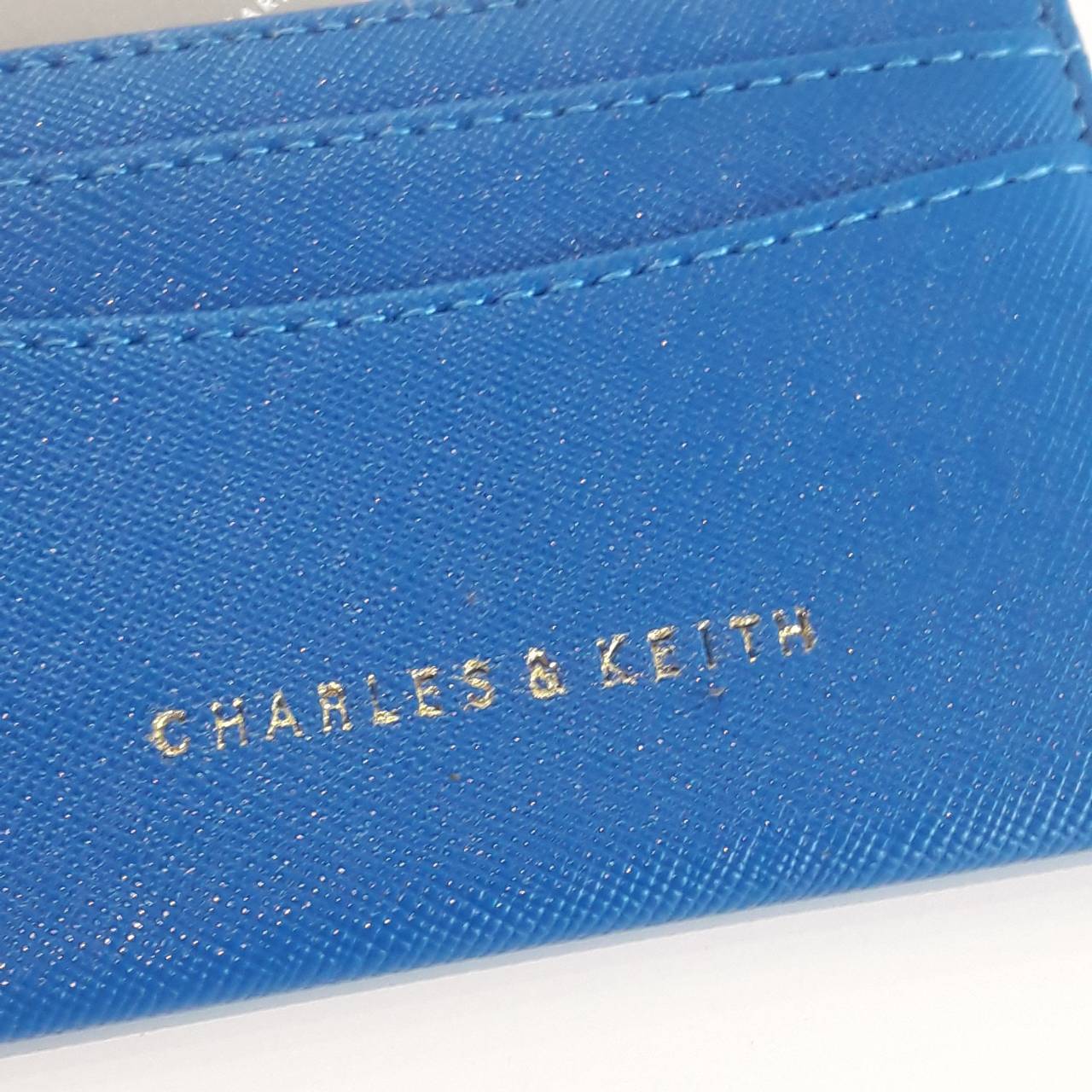 มาใหม่คะ! Charles&keith card holder ที่ใส่นามบัตรแบรนด์ดัง งานหนัง pu อย่างดี ปั้มชื่อแบรนด์สีทองด้านล่าง มีช่องใส่บัตรหน้าหลังและตรงกลางอีก1ช่อง พร้อมส่งที่ไทย ในราคาสบายกระเป๋าละค้า