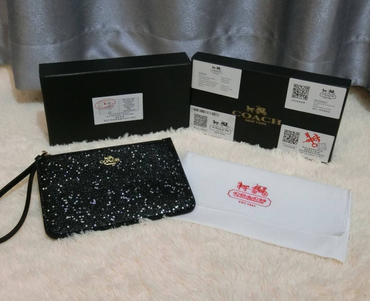 Coach Star Glitter Corner Zip Wristlet / FACTORY HK กระเป๋าคล้องมือทรงคลัช ตัวกระเป๋าตกแต่งกริ๊ตเตอร์ ด้านหน้าติดอะไหล่แบรนด์ สวยหรู เปิดปิดด้วยซิป ด้านในบุผ้ากำหยี่สามารถใส่โทรศัพท์มือถือได้ทุกรุ่น มาพร้อมสายคล้องมือ 1เส้น MUST HAVE!!