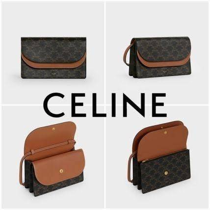 CELINE WALLET ON STRAP IN TRIOMPHE CANVAS กระเป๋าสะพายไหล่สุดเก๋ใบนี้ผลิตจากผ้าใบเคลือบอย่างดีพร้อมขอบหนังสีน้ำตาล กระเป๋ามีสายสะพายหนังสีน้ำตาลพร้อมฮาร์ดแวร์สีทอง ถอดสายออกเพื่อเป็นกระเป๋าถือทรงคลัชท์เปลี่ยนลุคช์ ลวดลายtriomphe ความเป็นแบรนด์ CELINE ได้อ
