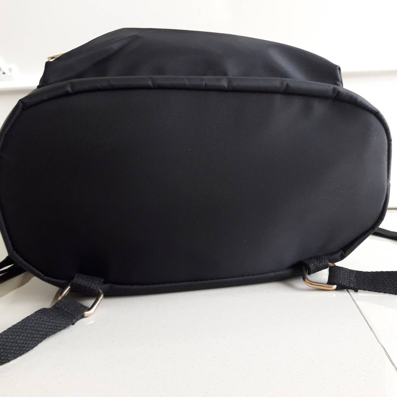 เป้ทรงใหม่ รอบนี้ ก็มานะคะ กระเป๋าทรงเป้หูรูด Nylon Backpack ทรน่ารัก จากงานพรีเมี่ยมกิ้ฟ จากเคาเตอร์ต่างประเทศ ด้านหน้ามีช่องซิปใส่ของ หยิบใช้ง่าย ด้านในเปิดปิดด้วยหูรูด มีช่องแยกด้านในอีกค้า ด้านหลังมีช่องซิปเก็บของสำคัญ เพิ่มอีกช่อง **ขนาดกำลังดีคะ ใบน