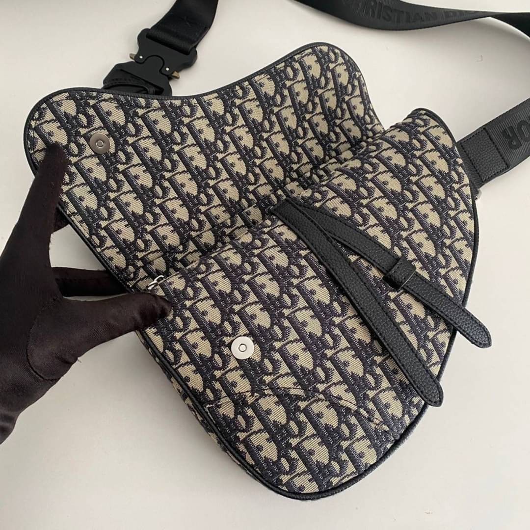 Dior Saddle Crossbody Bag Oblique / Dior Belt Bag เกรดใช้งานสลับของแท้ เกรดออริจินอล พร้อมส่ง กระเป๋าสะพายข้างสุดเท่แบรนด์ดัง สายปรับขนาดได้ตามต้องการ คุณภาพดี ทนต่อการใช้งาน ใส่ของไก้เยอะจุใจ ภาพสินค้าถ่ายจากงานขายจริง ใช้งานต่างประเทศได้