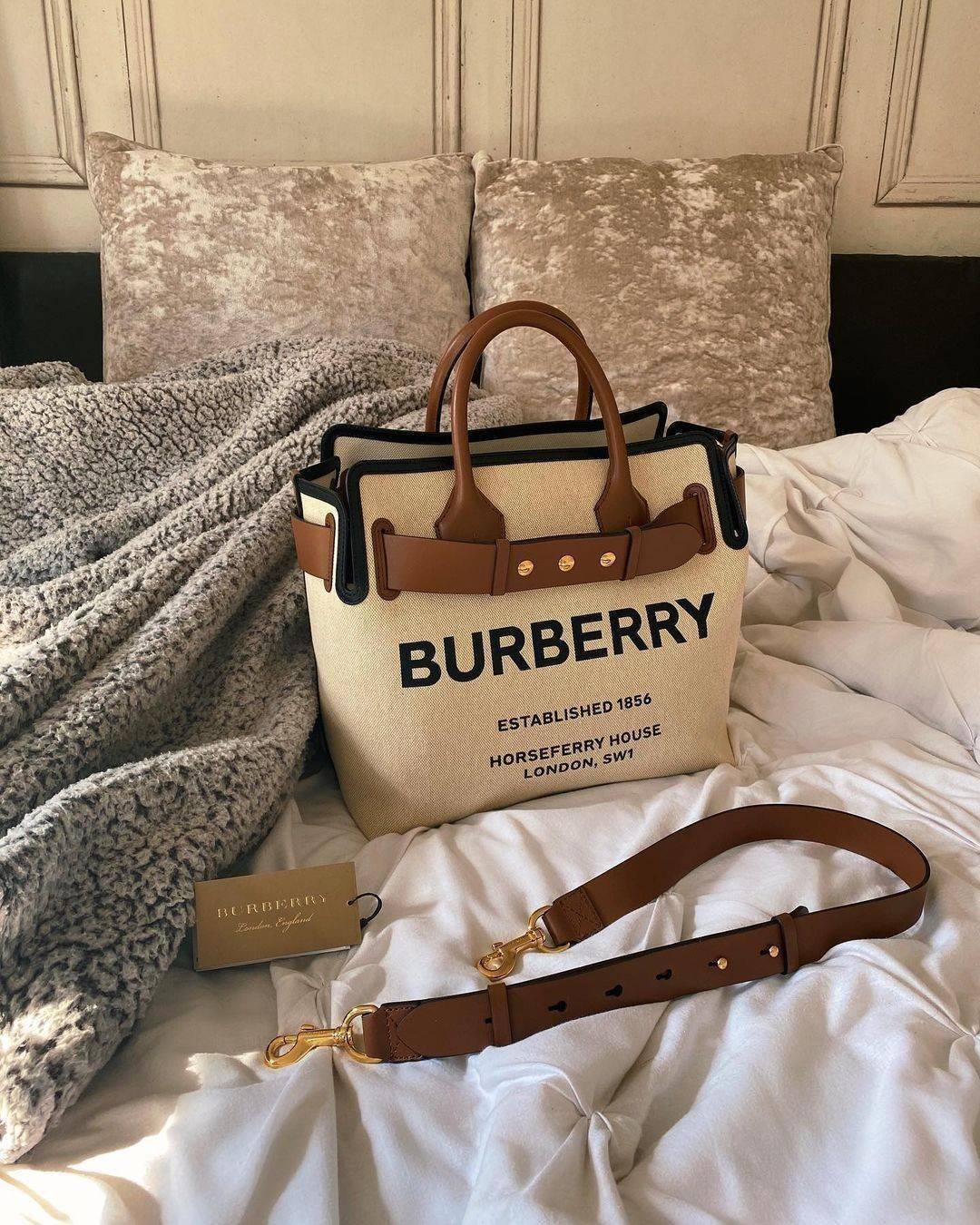 BURBERRY FRAGRANCES TOTE BAG อีกหนึ่งไอเท็มหายาก วัสดุ Canvas & Leather Calfskin ดีไซน์สวยมีเอกลักษณ์คาดด้วยสายหนังประดับกระดุมทองด้านหน้า หูจับหนังแท้จับถนัดมือ สายสะพายยาวหนังแท้ถอดได้ปรับระดับได้อะไหล่แบรนด์ ภายในโล่งกว้างมีช่องใส่ของใส่เอกสารA4 กระเป๋